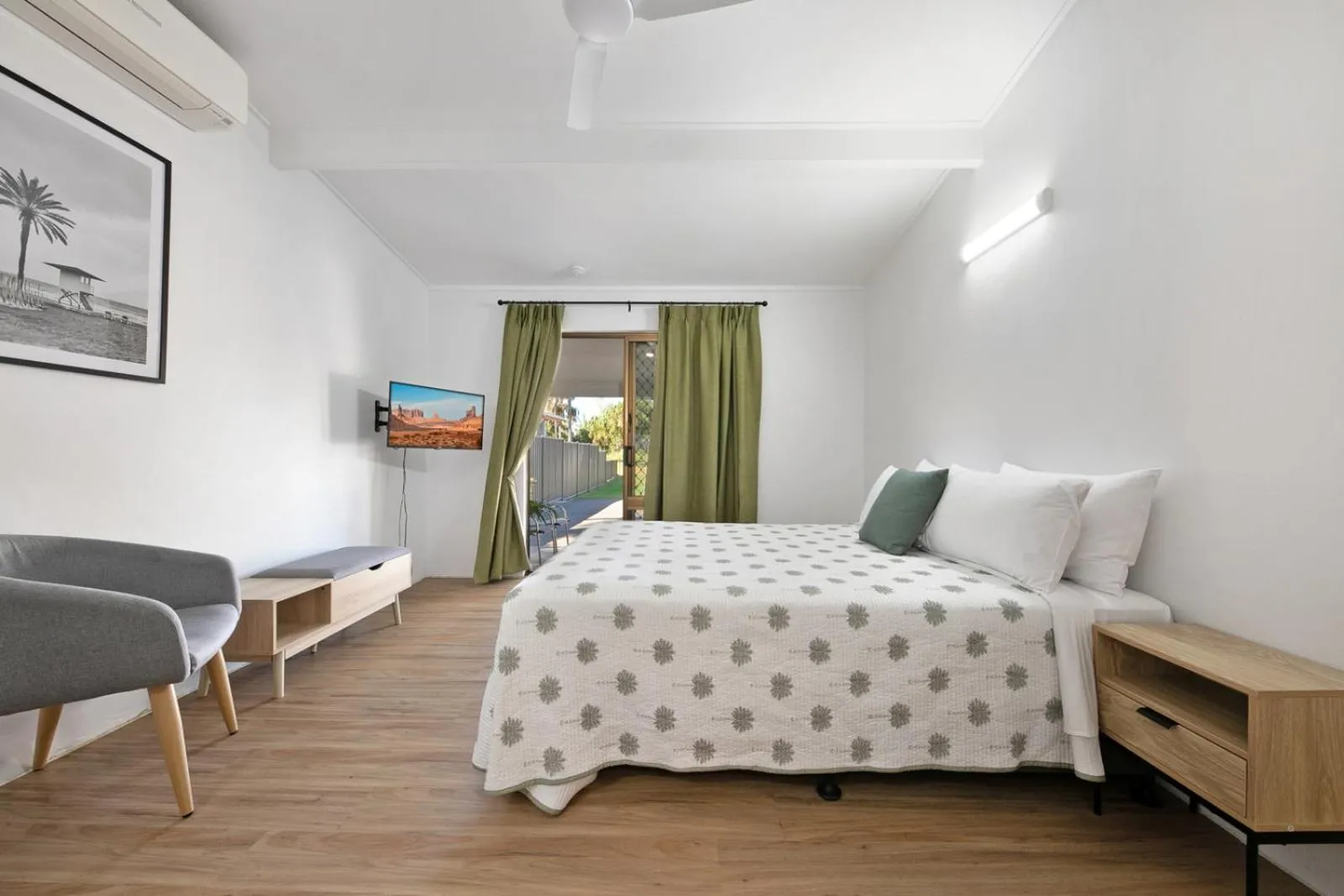 Bed in Kinka Palms Motel