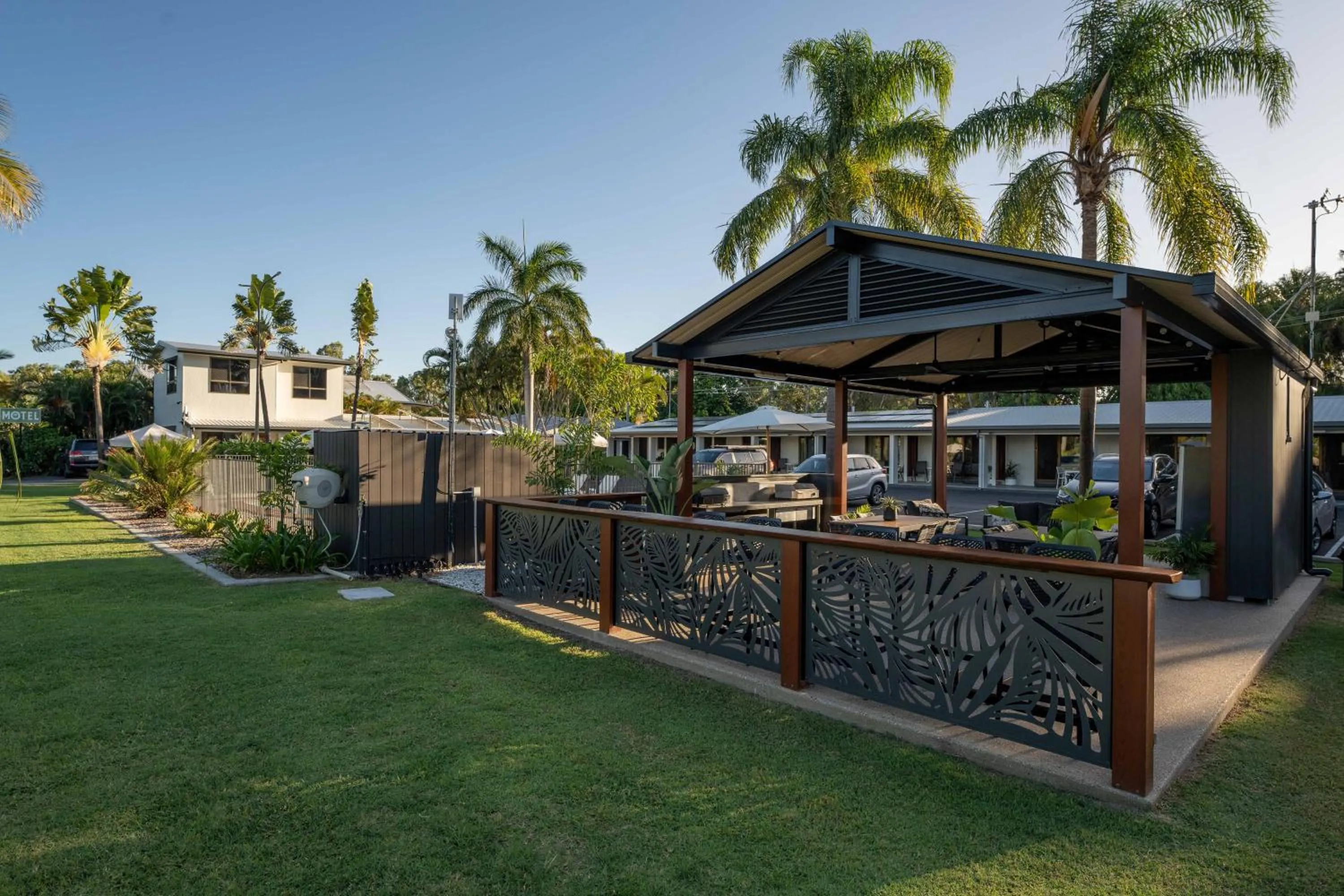 Garden view in Kinka Palms Motel