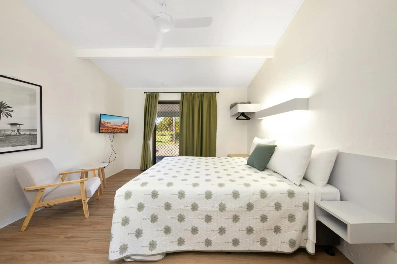 Bed in Kinka Palms Motel