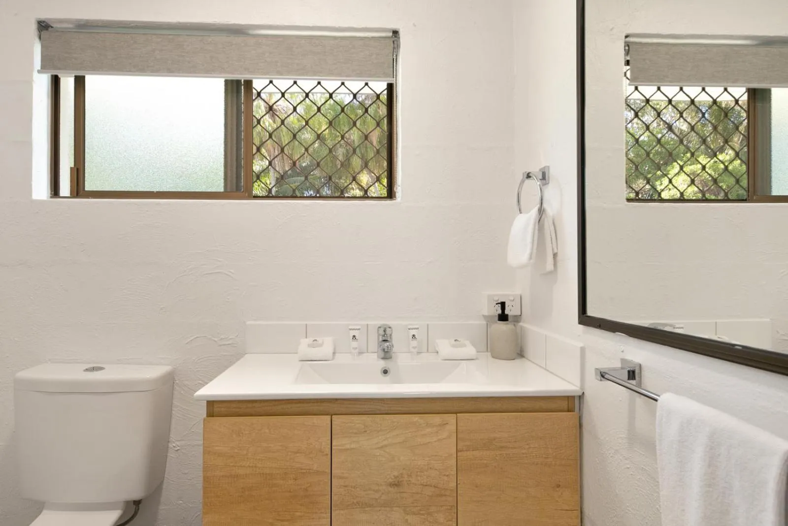 Bathroom in Kinka Palms Motel