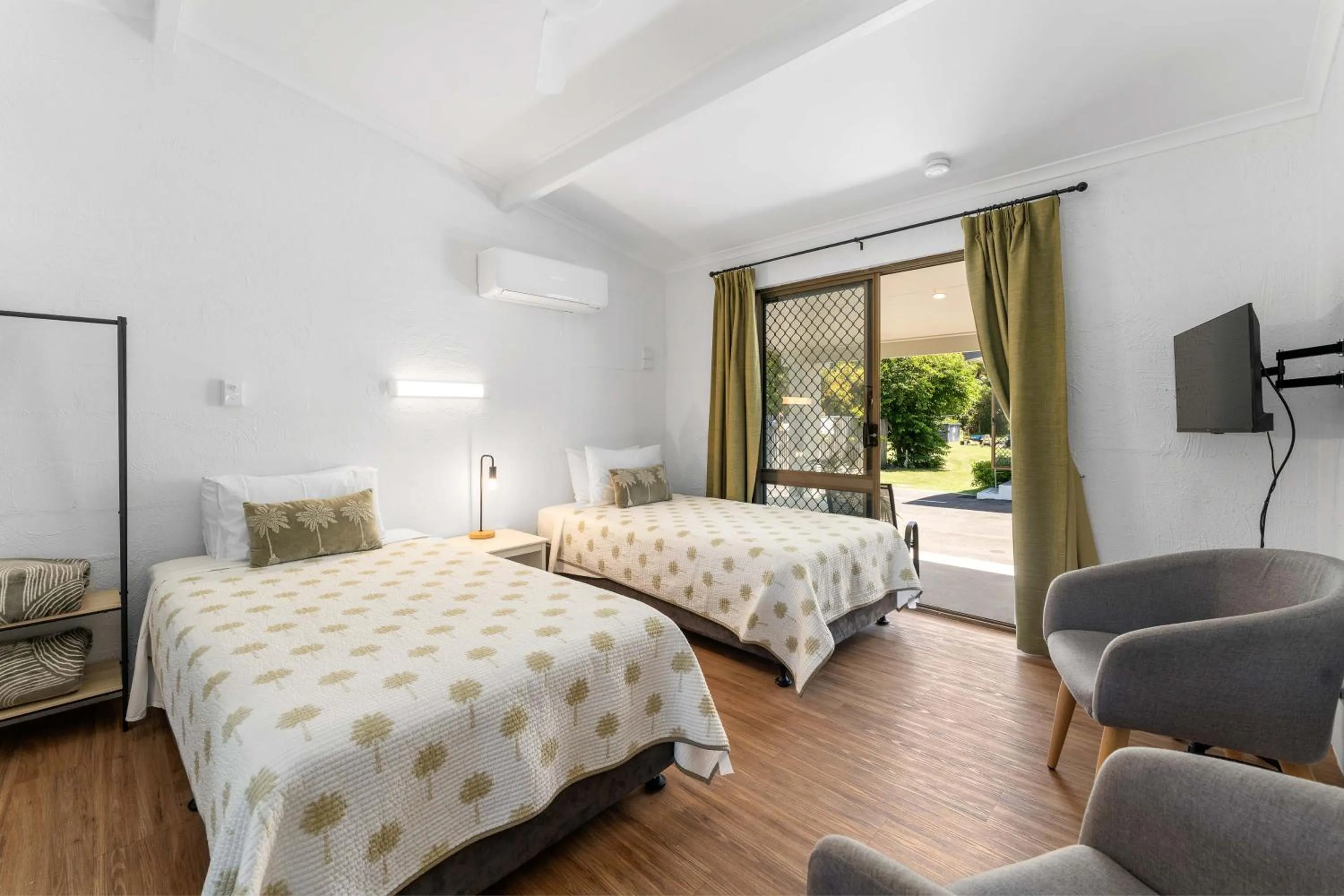 TV and multimedia, Bed in Kinka Palms Motel