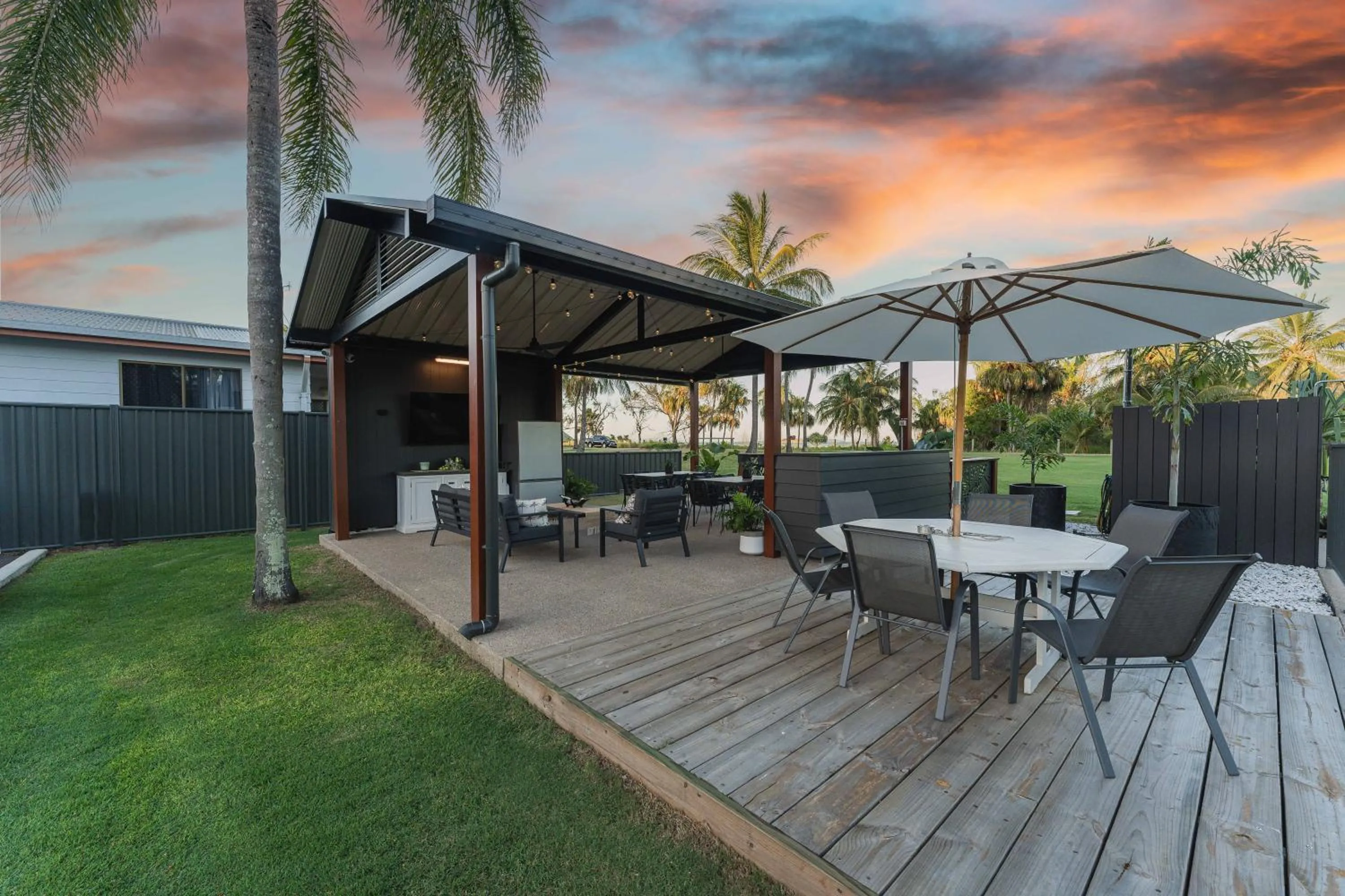 Dining area in Kinka Palms Motel