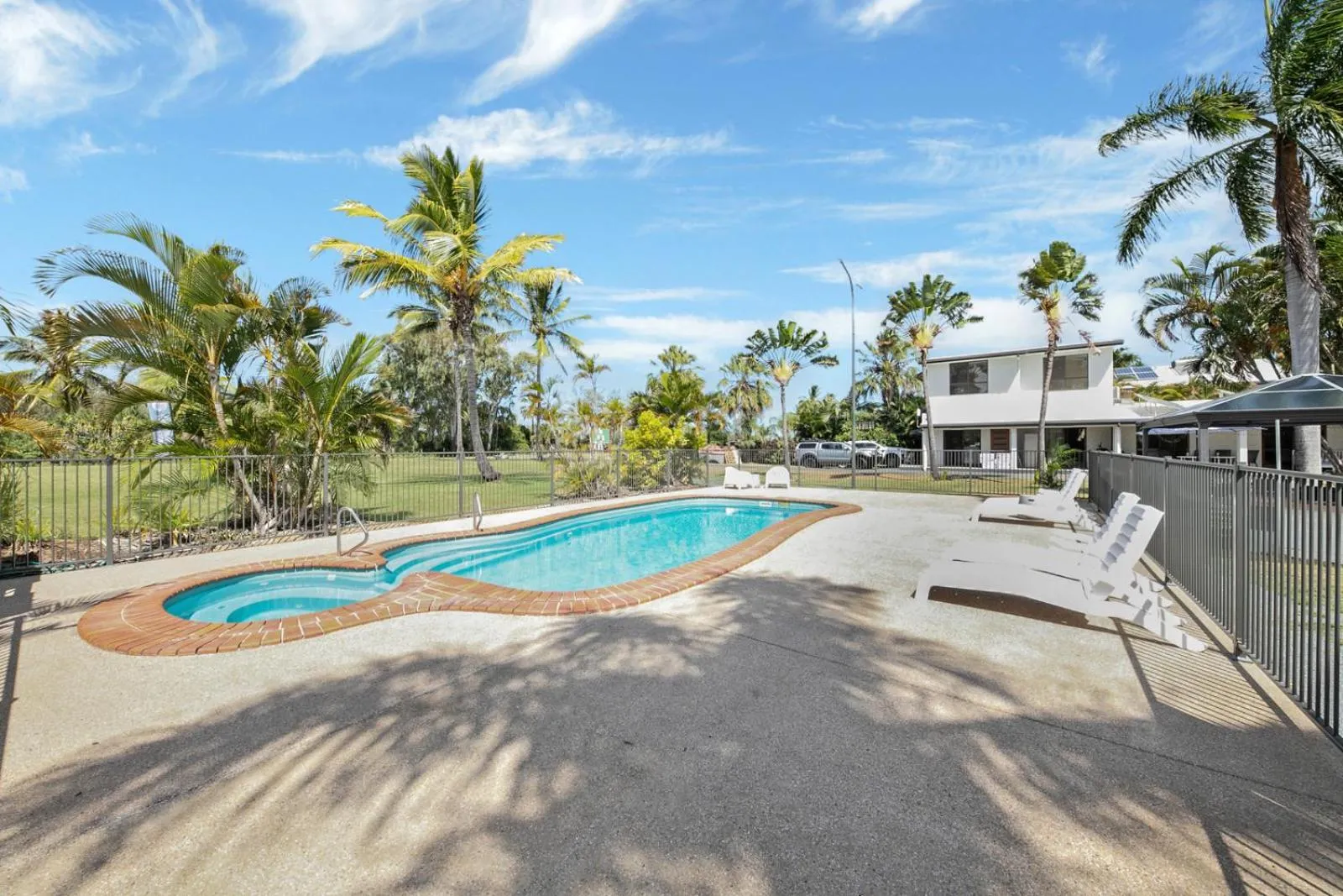 Swimming pool in Kinka Palms Motel