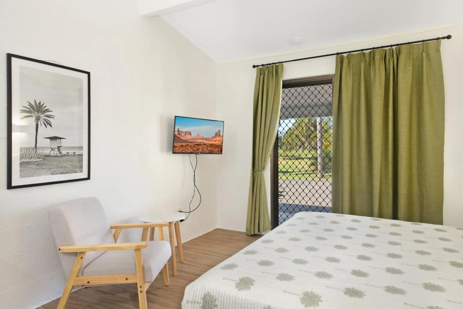 Bed in Kinka Palms Motel