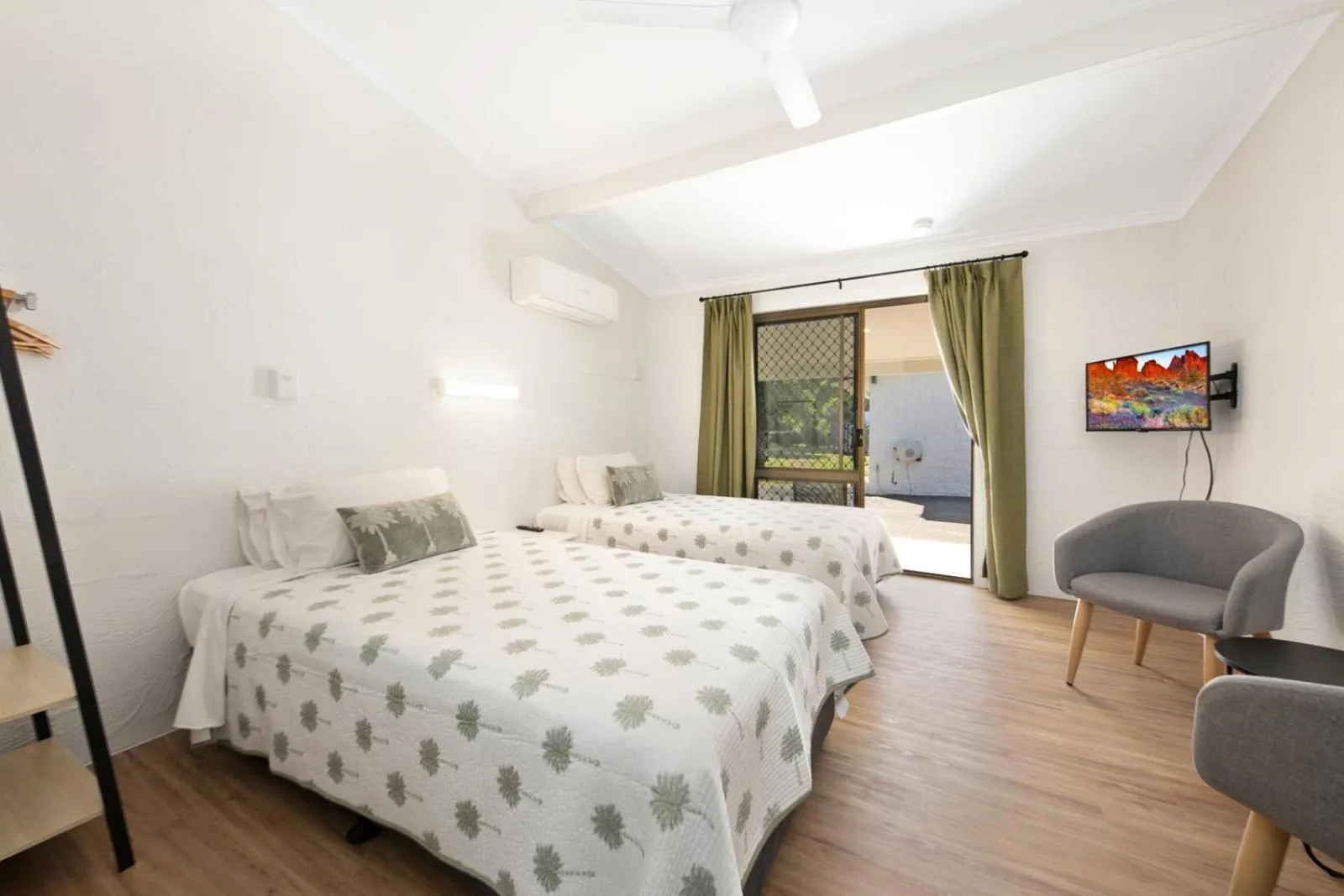 Bed in Kinka Palms Motel