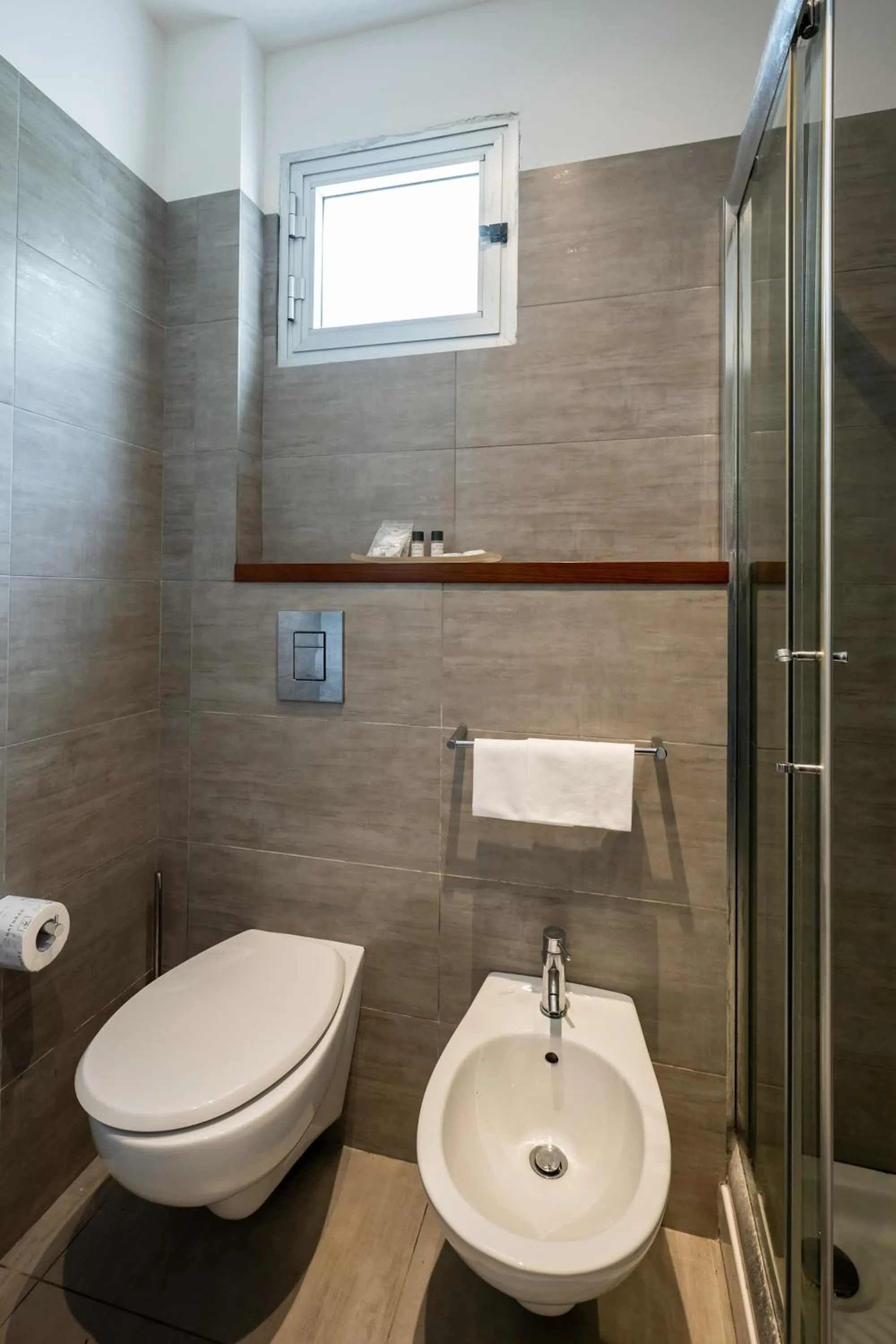 Shower in Hotel Continental