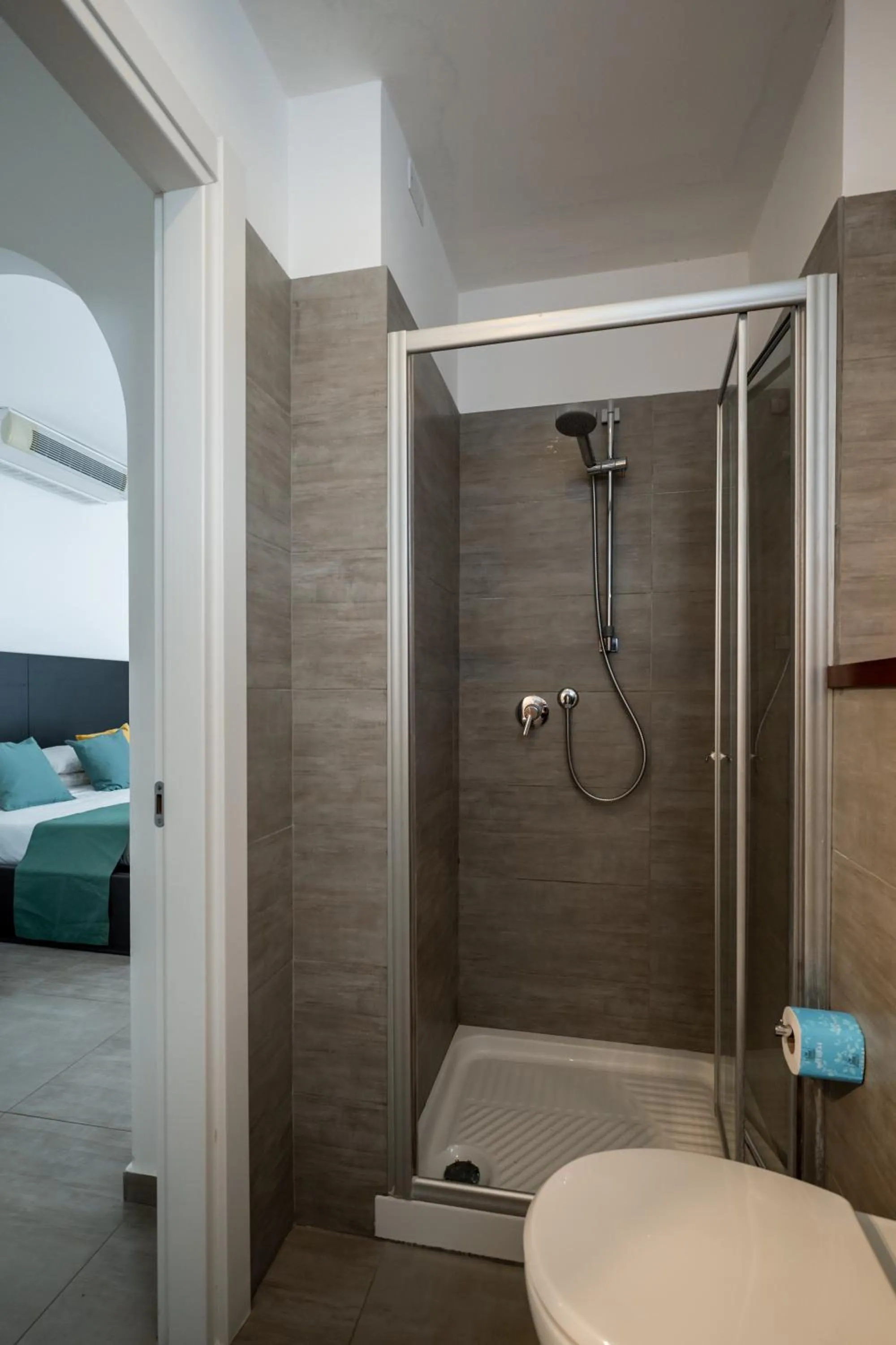 Shower in Hotel Continental