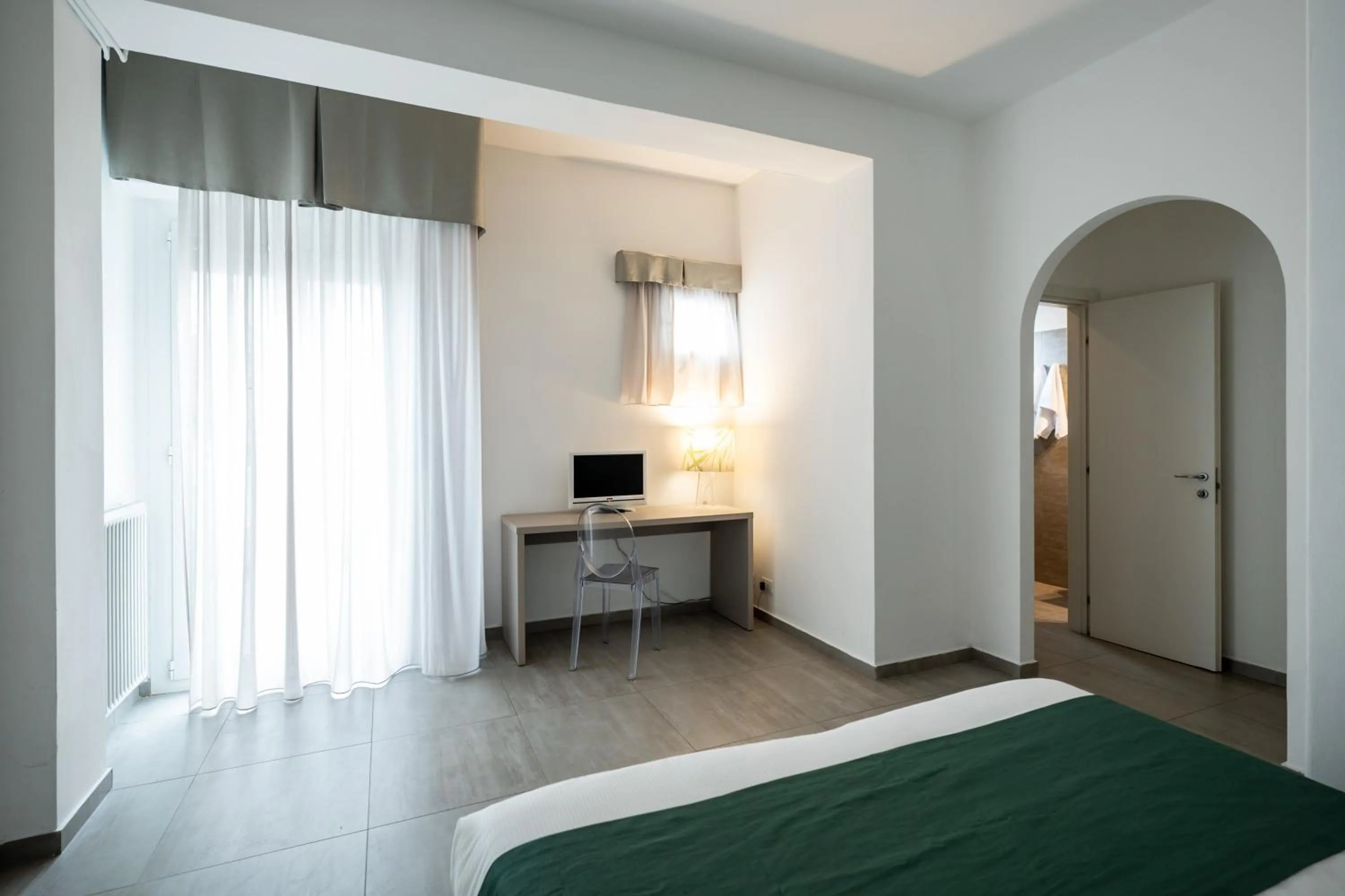 Photo of the whole room, Bed in Hotel Continental