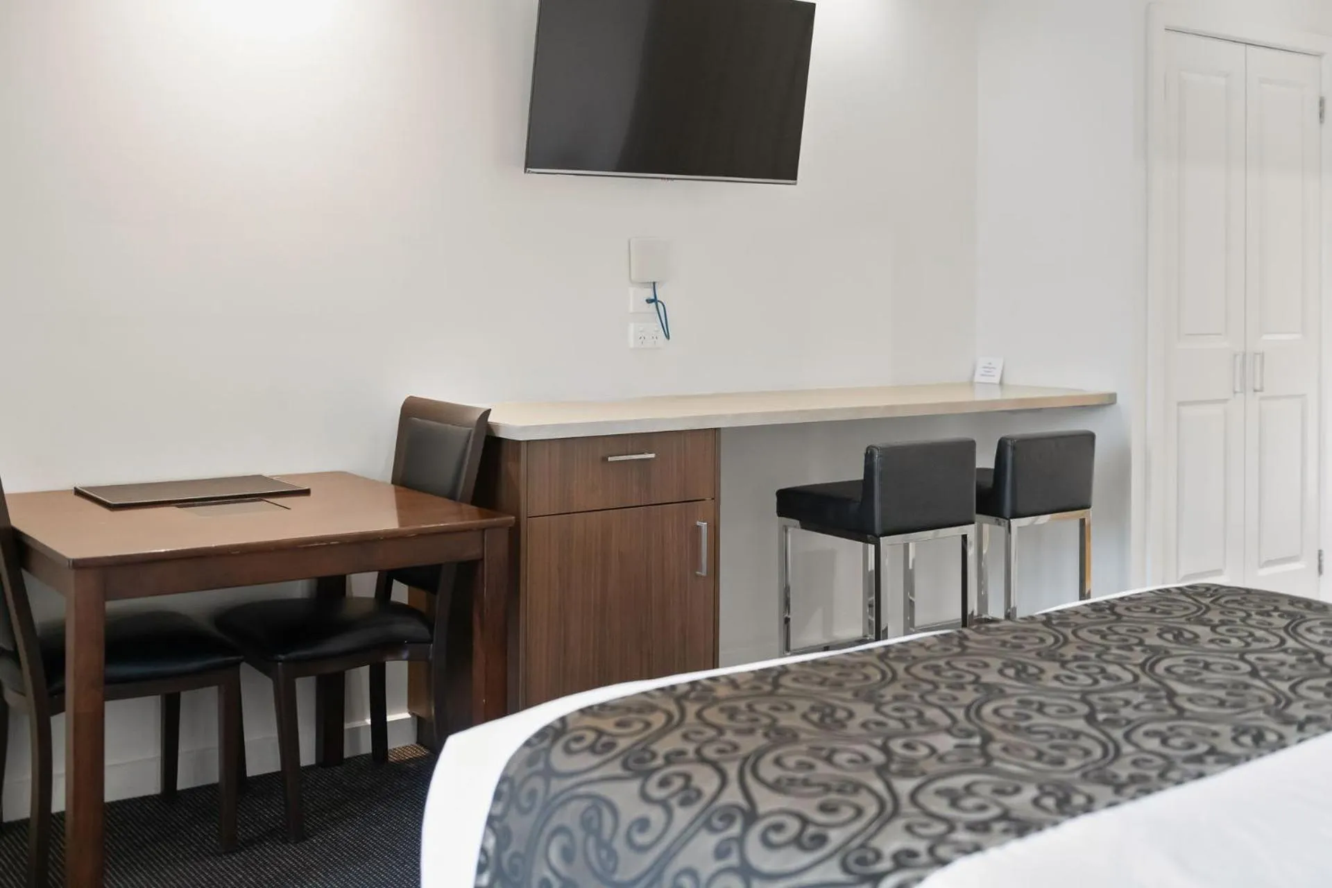 Bed in Bay Motel Safety Beach