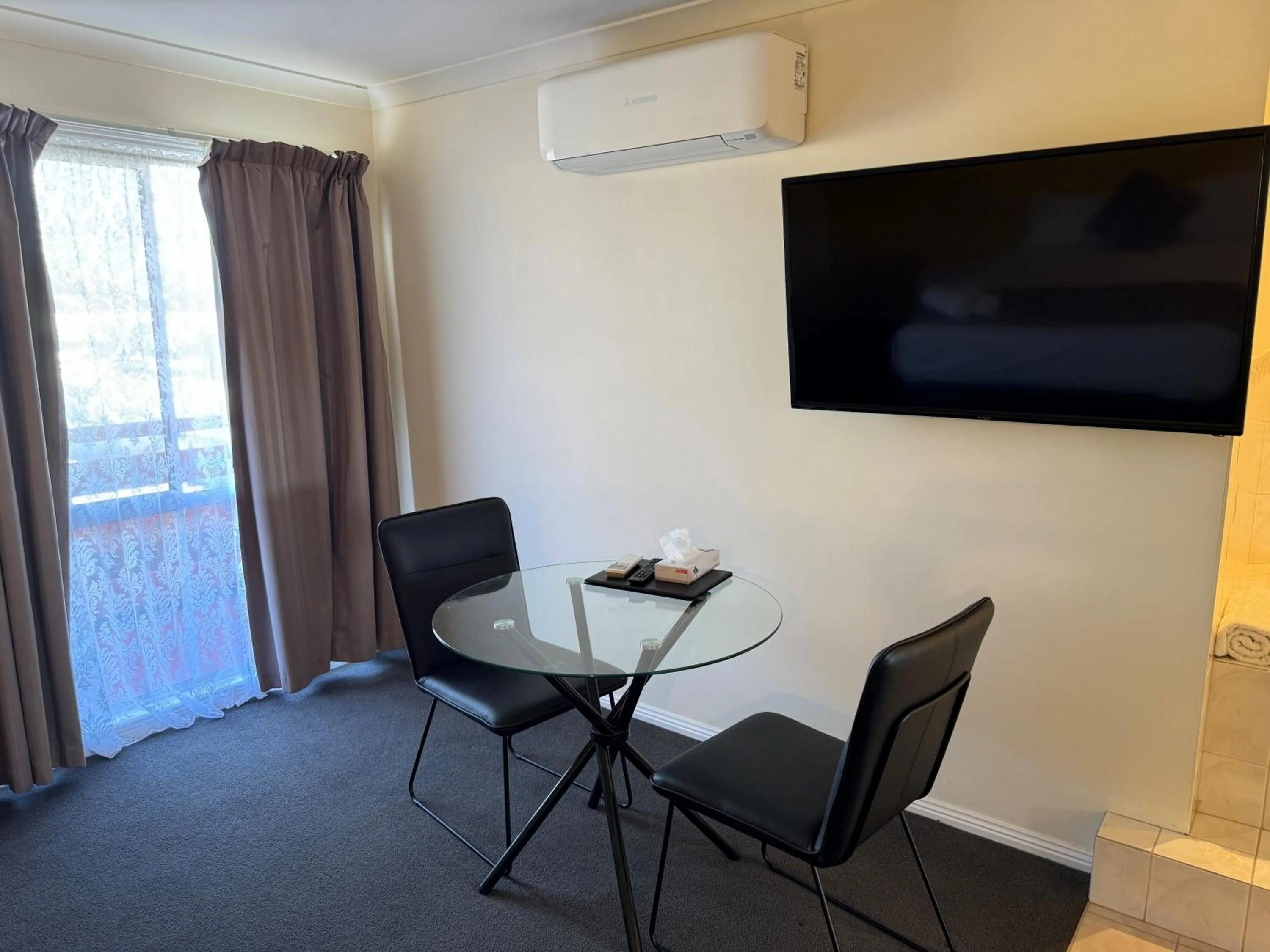 TV and multimedia in Mid City Plantation Motel