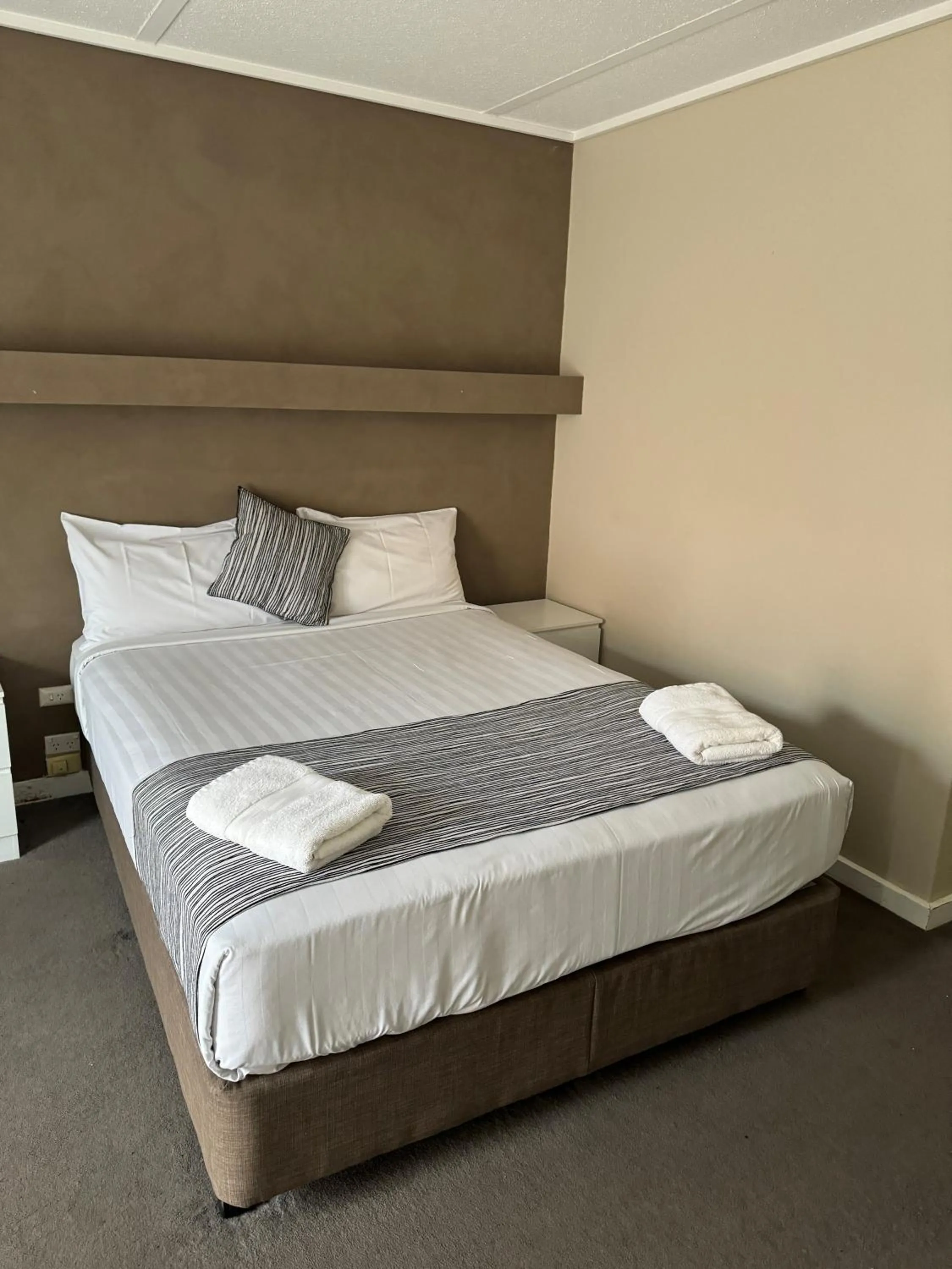 Bed in Mid City Plantation Motel