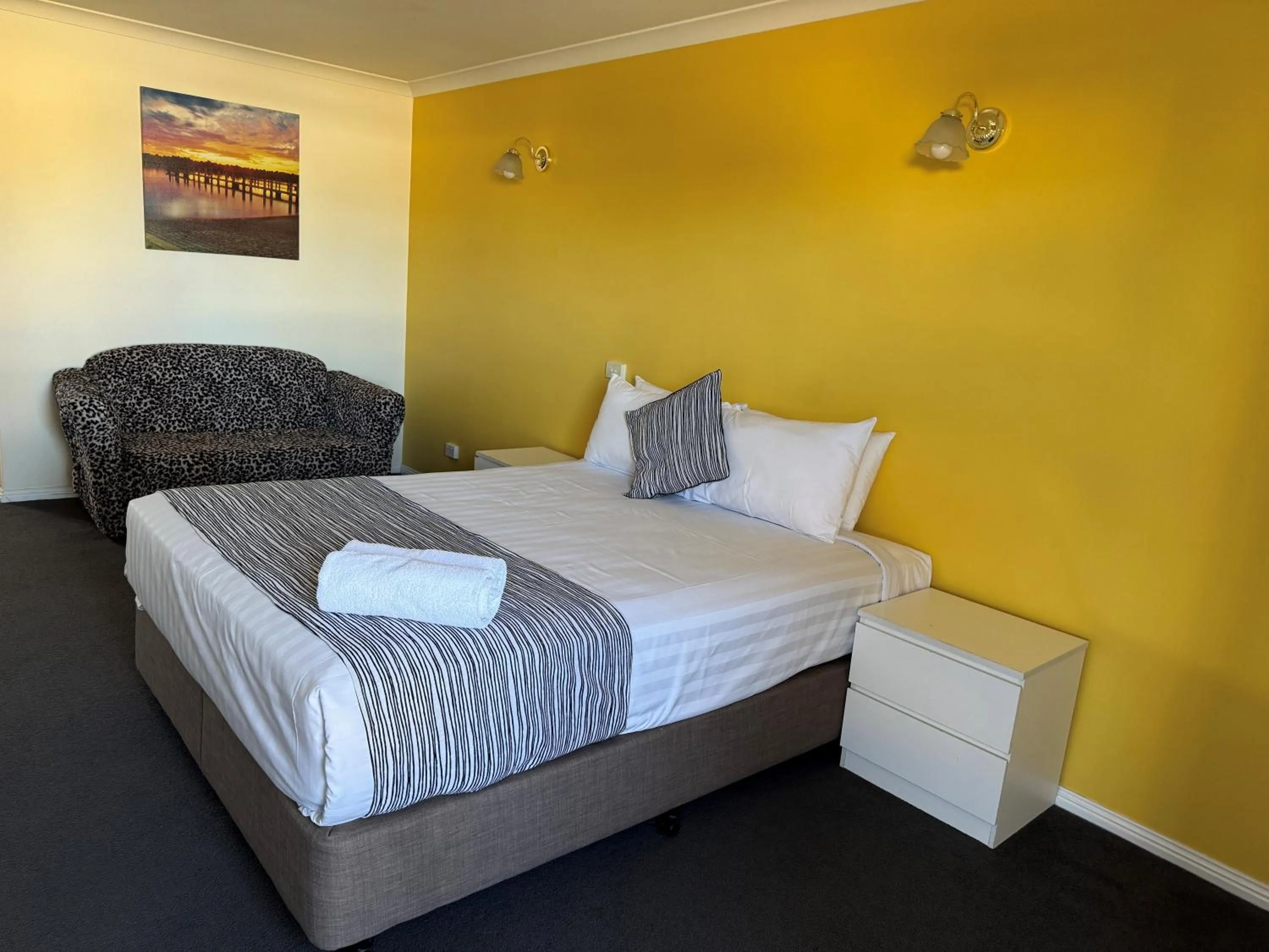 Bed in Mid City Plantation Motel