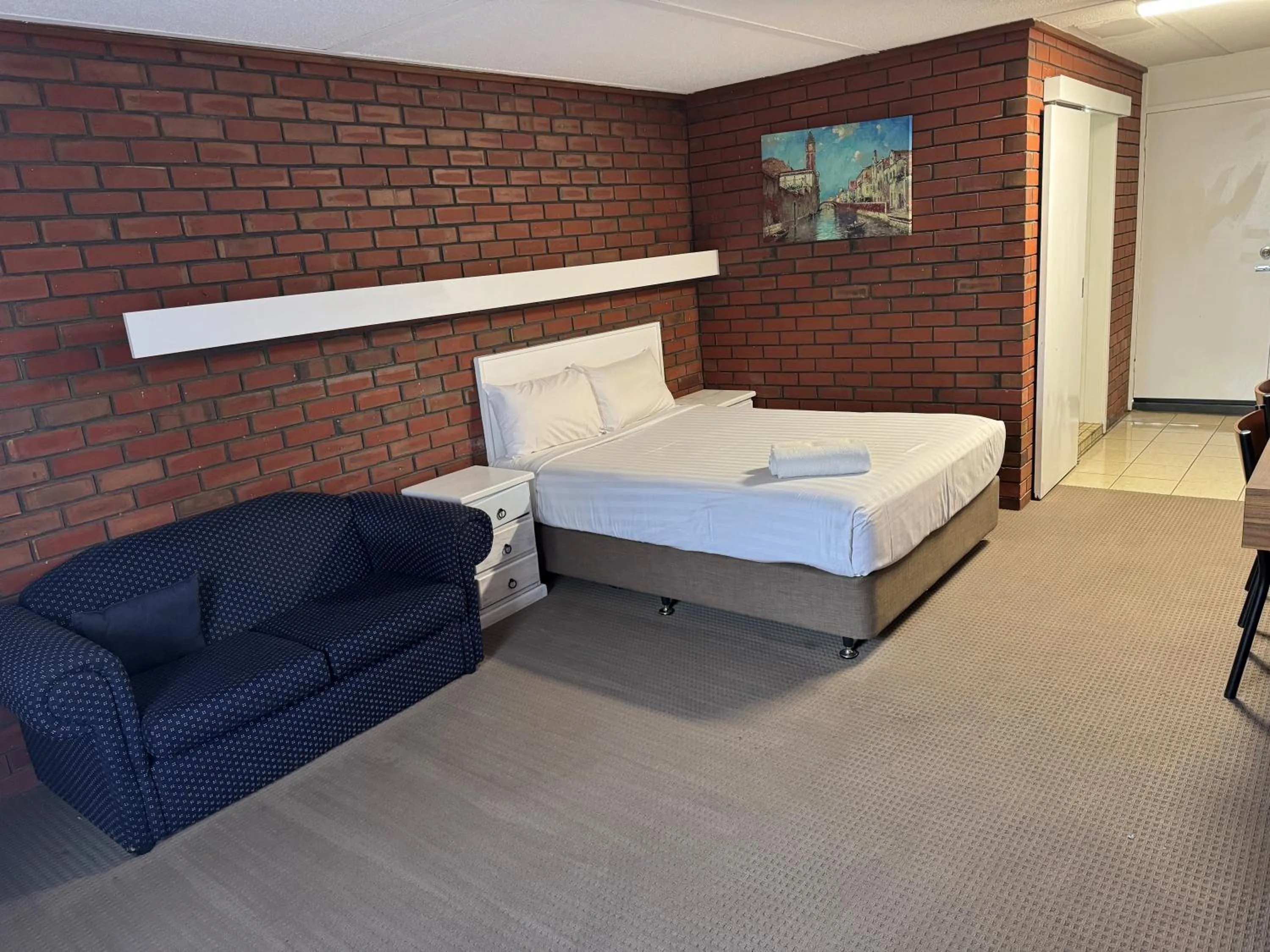 Bed in Mid City Plantation Motel