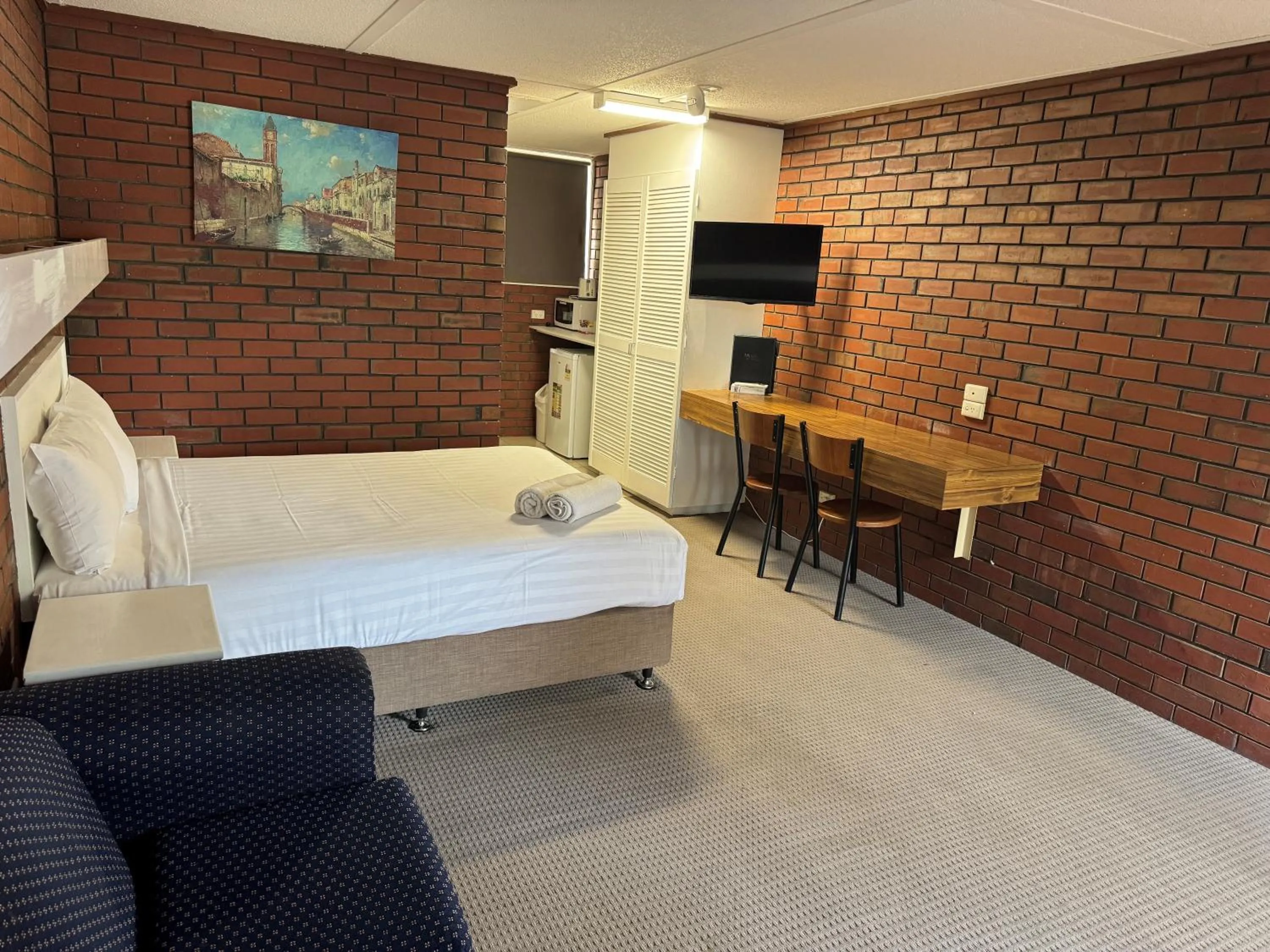 Bed in Mid City Plantation Motel