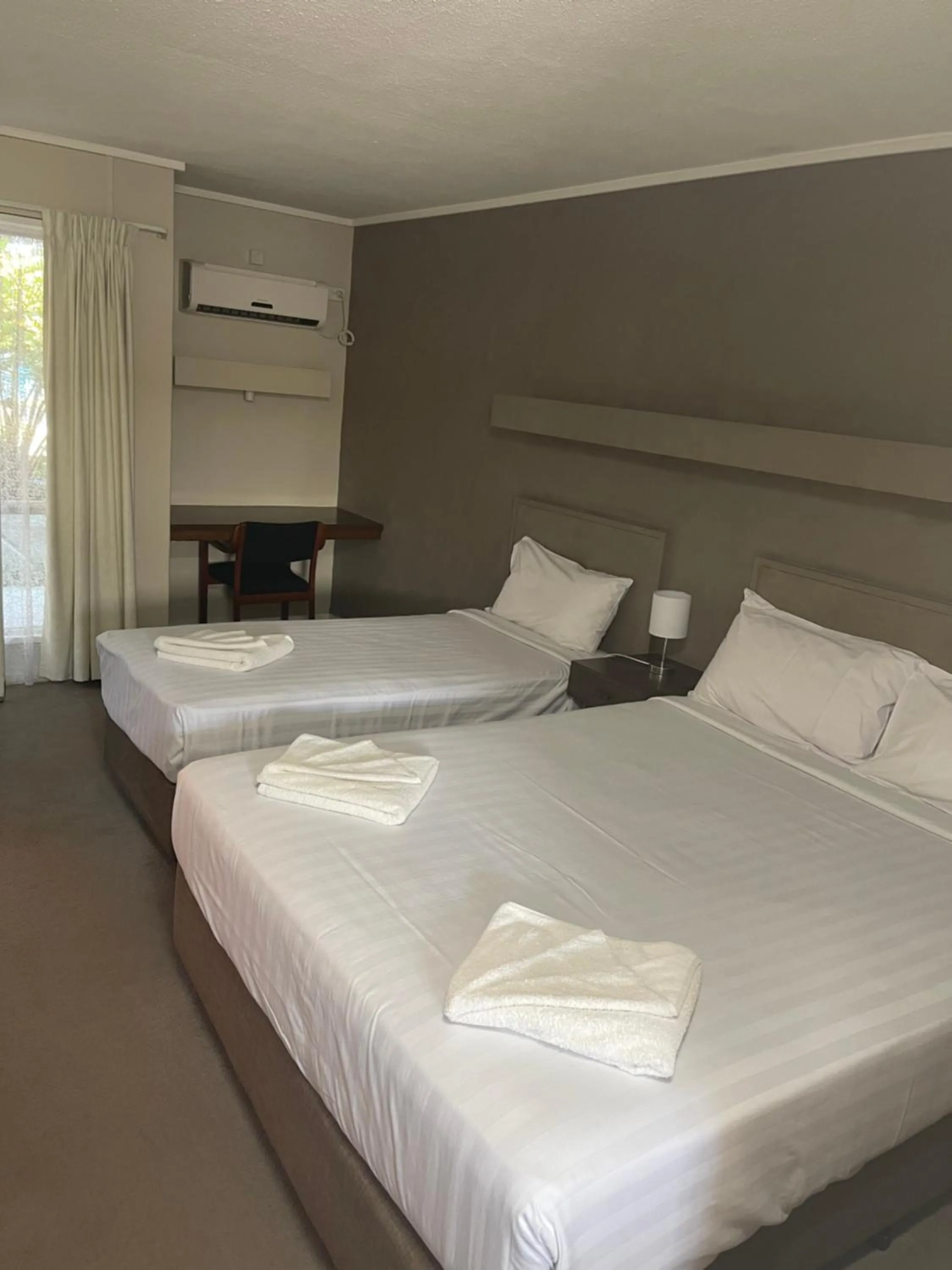 Bed in Mid City Plantation Motel