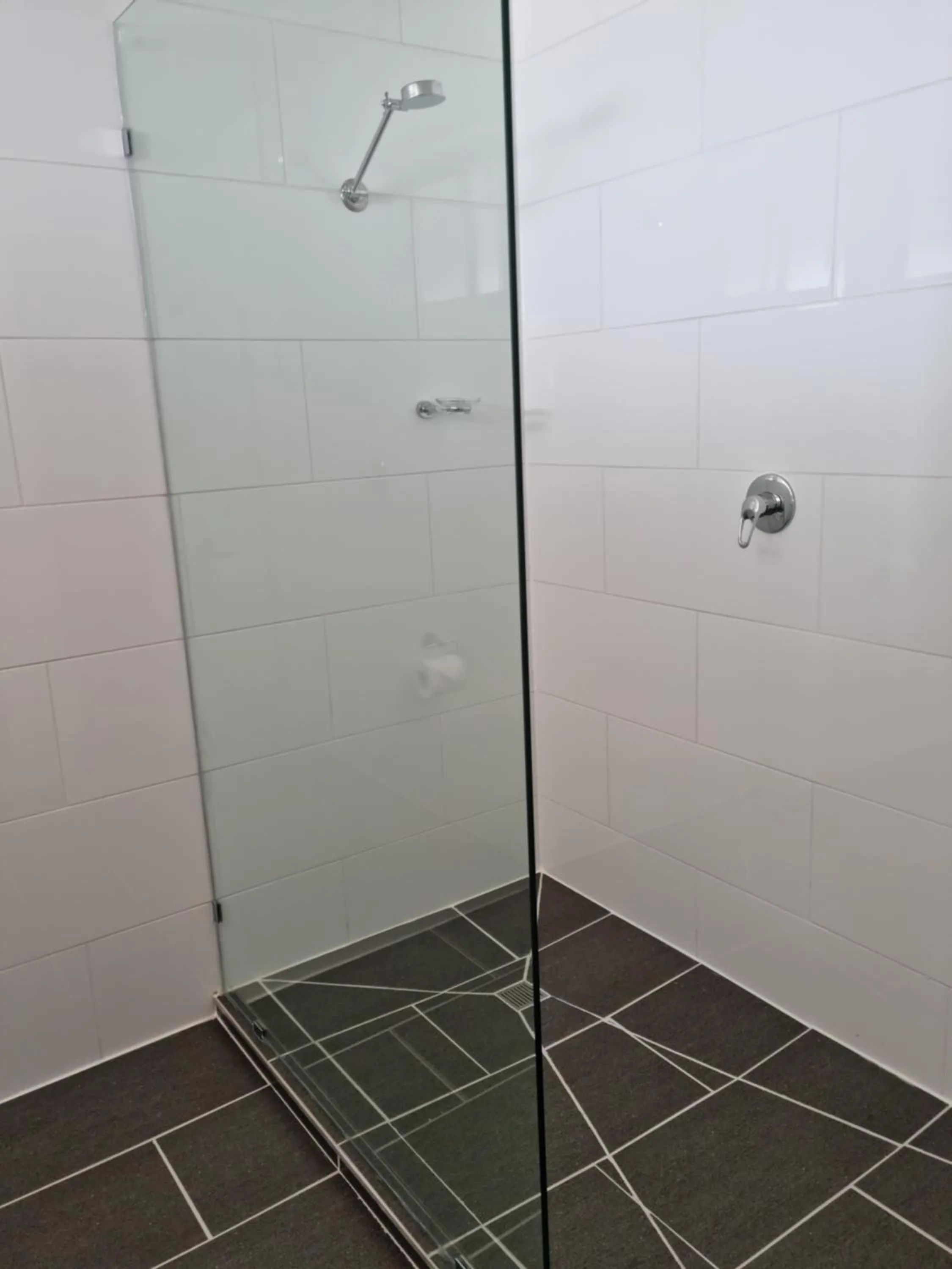 Shower in Mid City Plantation Motel