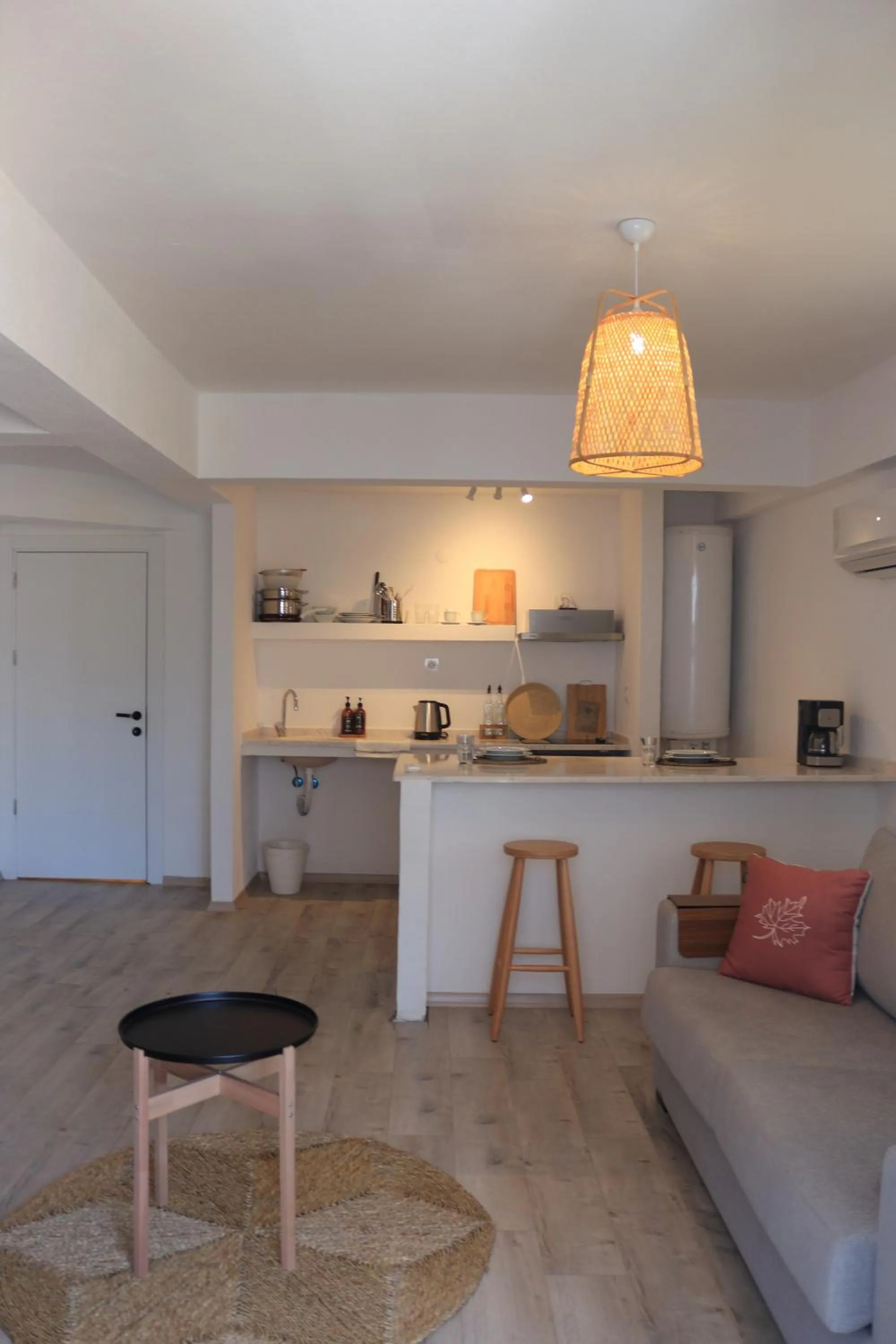 Kitchen or kitchenette in Aloha Suites