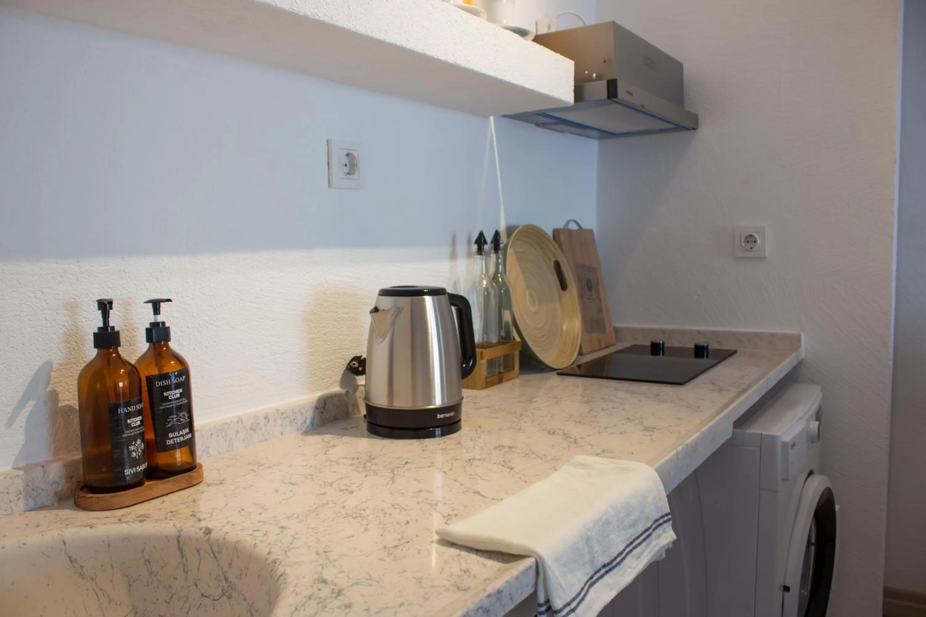 Coffee/tea facilities in Aloha Suites