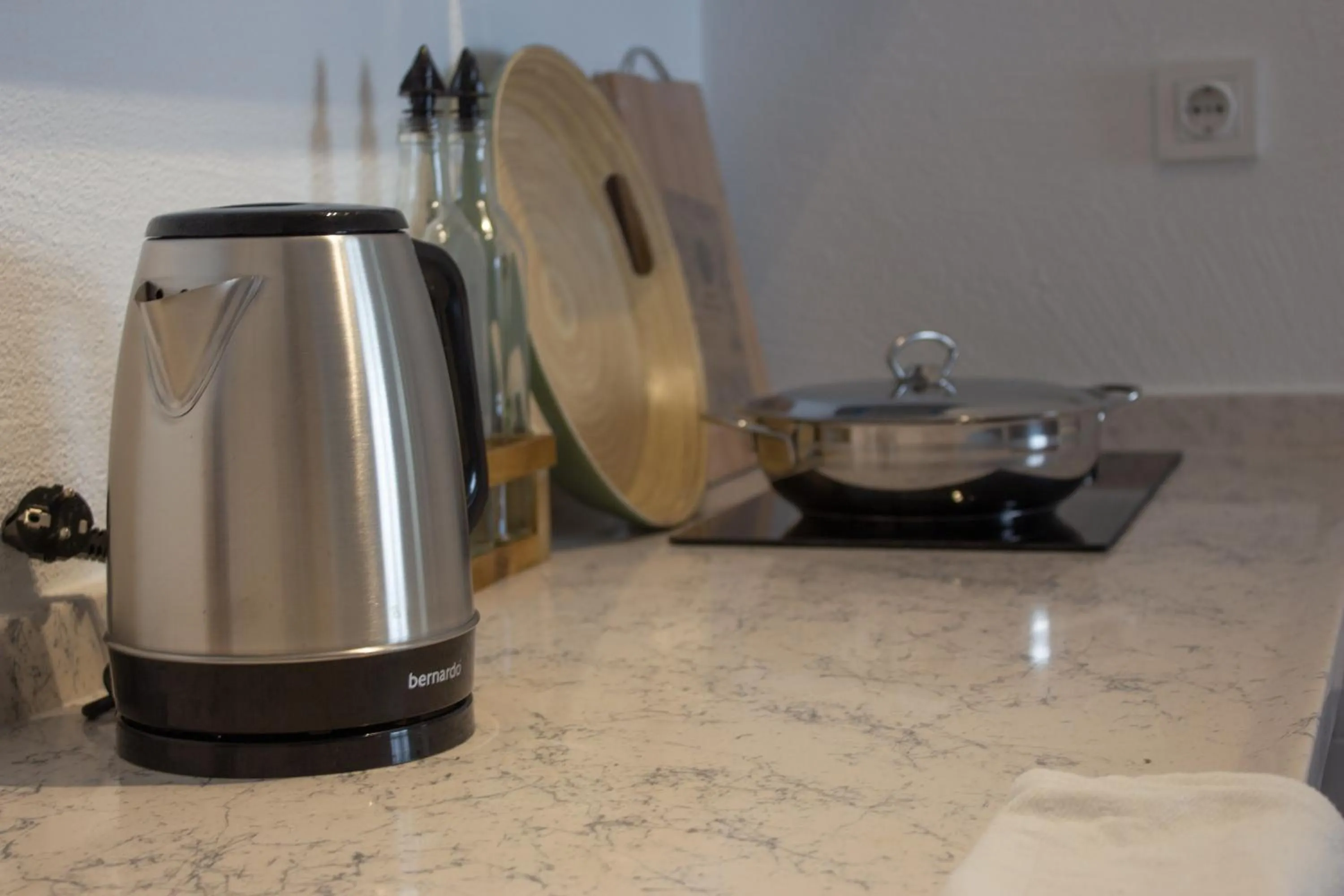 Coffee/tea facilities in Aloha Suites