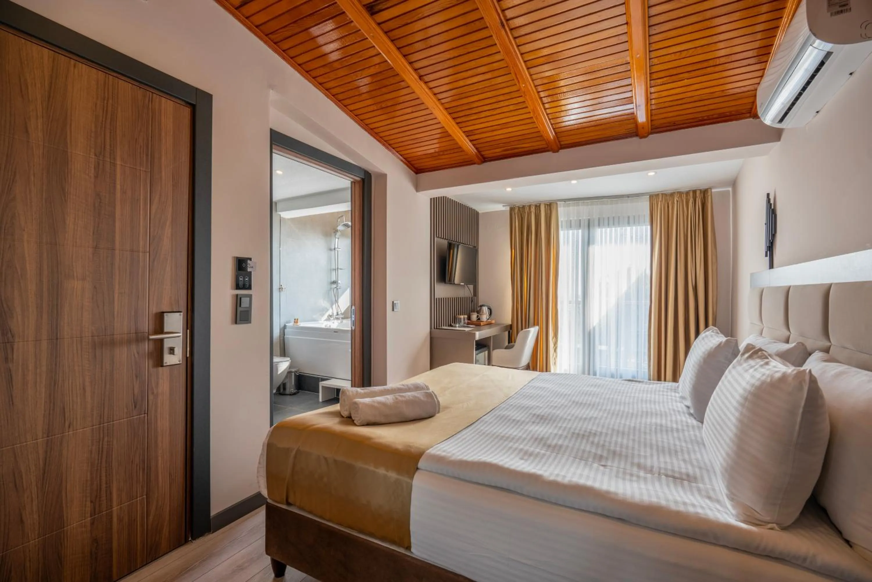 Toilet, Bed in Magia Hotel - Spa & Wellness