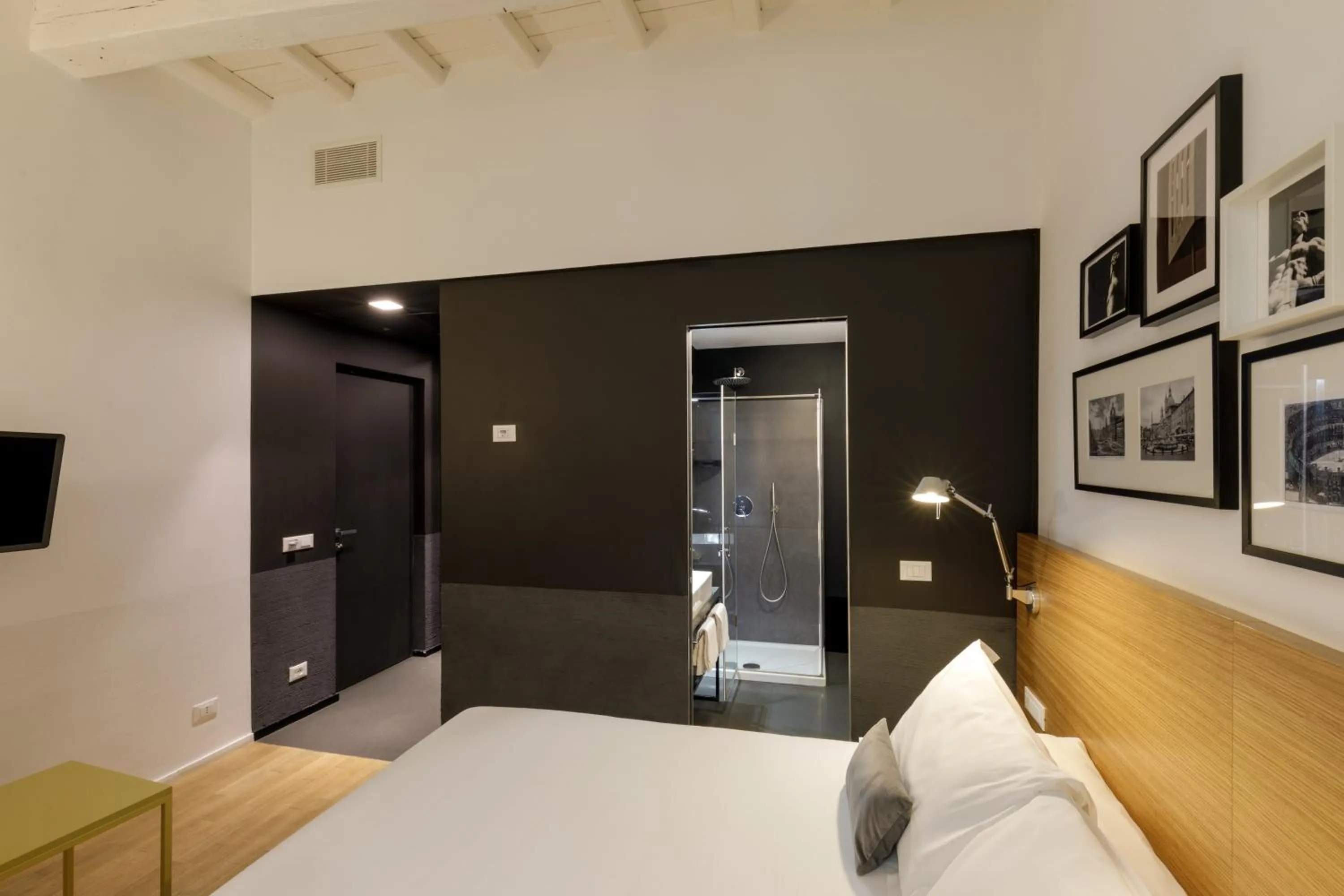 Bedroom, Bed in Coronari Palace