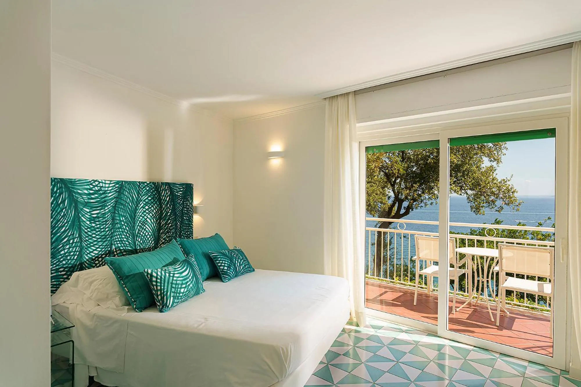 Bed in Hotel Continental Mare