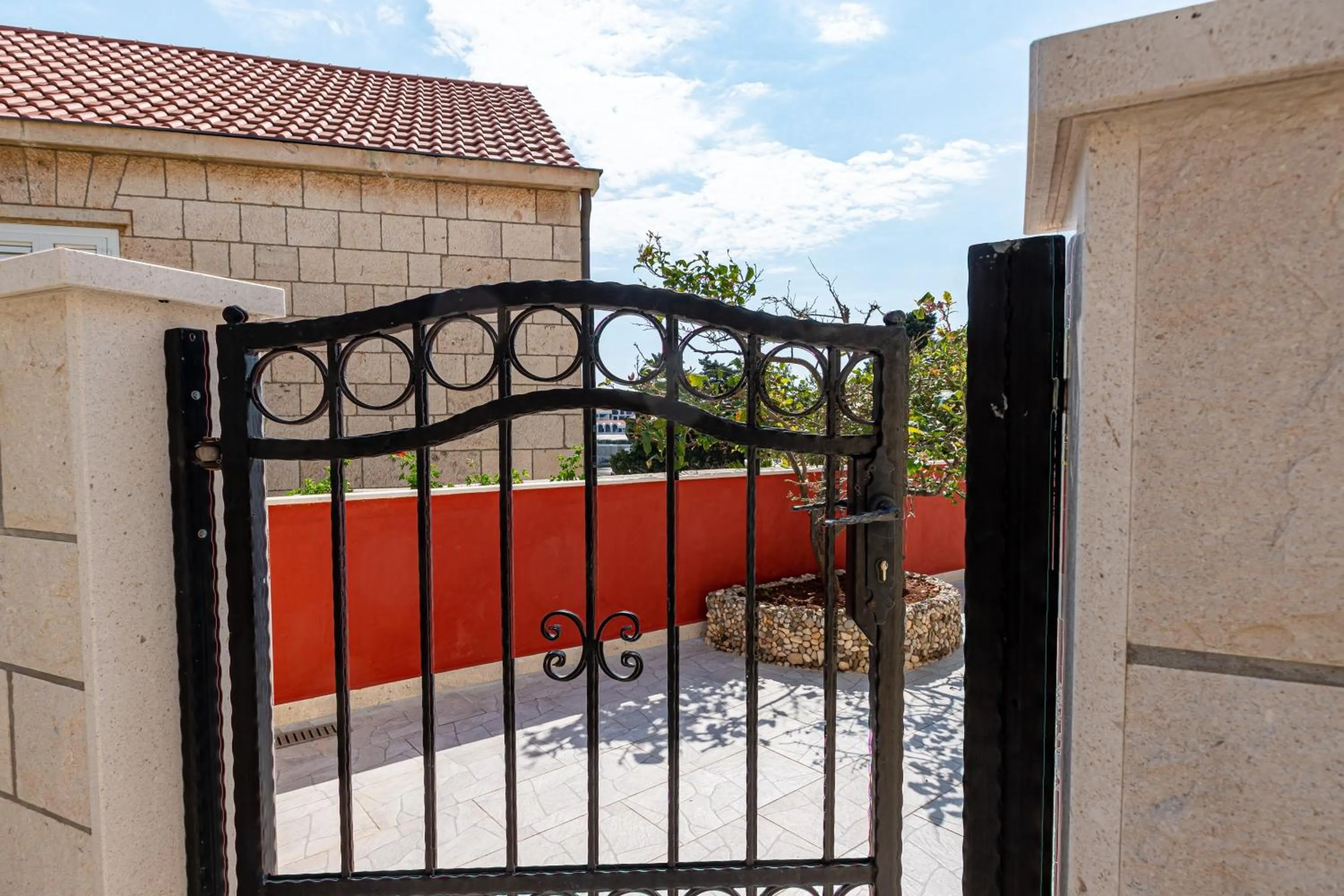Facade/entrance in Apartments Siri, 1 min walk to the beach