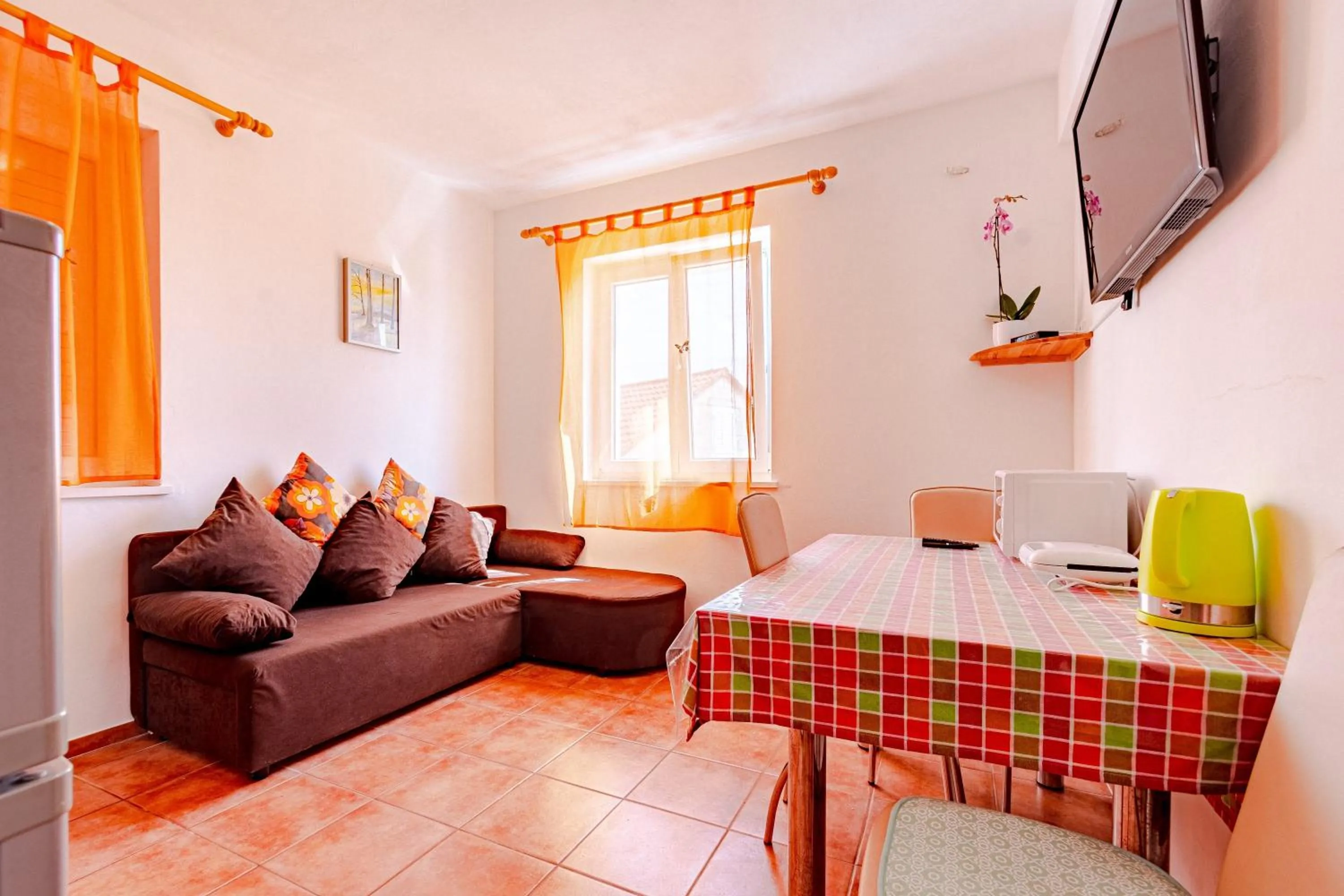 TV and multimedia in Apartments Siri, 1 min walk to the beach