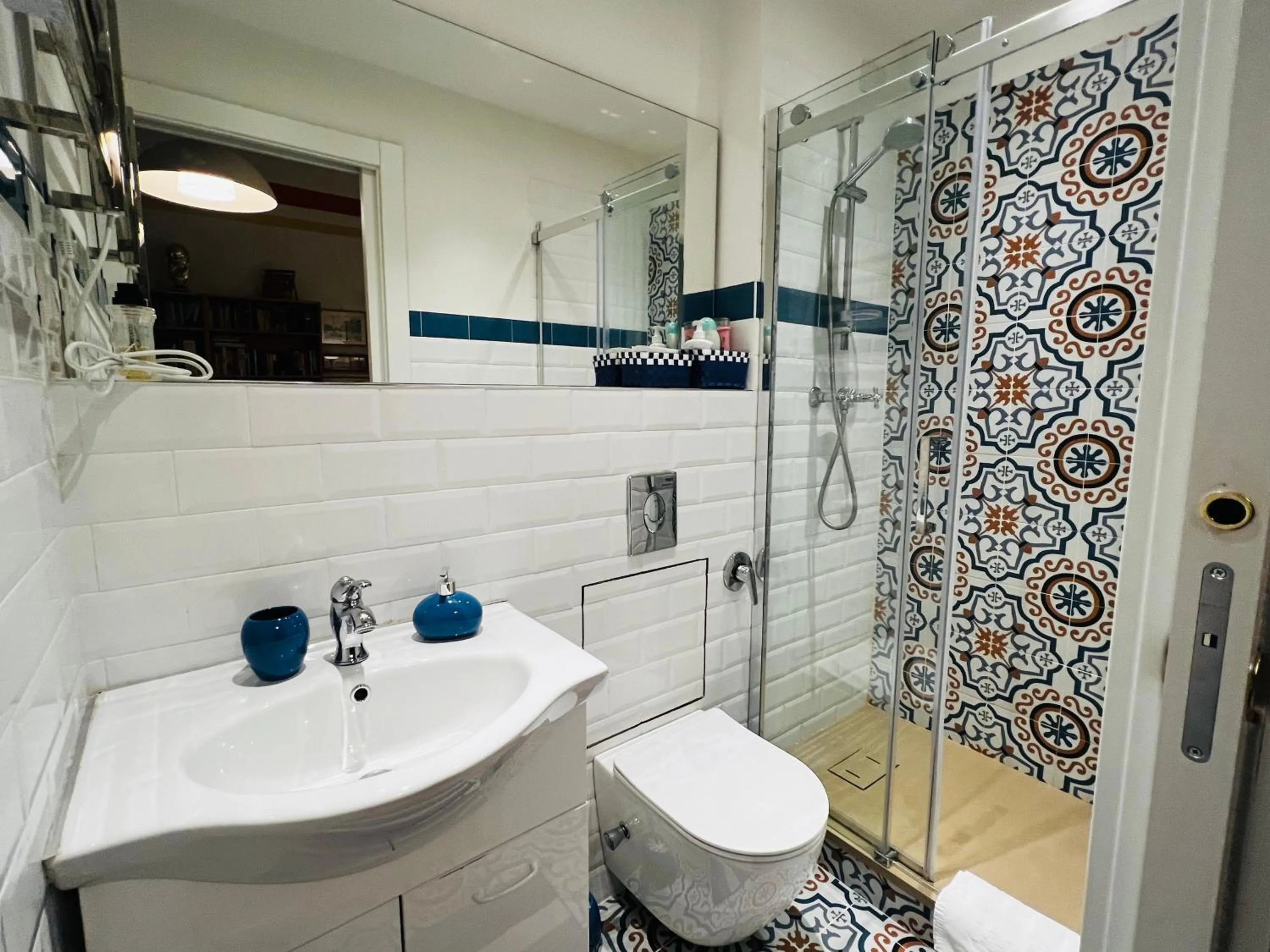 Shower in BB Tre Gigli Firenze stazione, via Palazzuolo 55