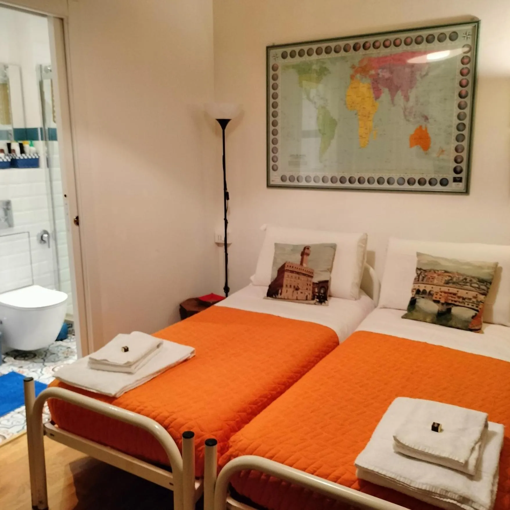 Photo of the whole room, Bed in BB Tre Gigli Firenze stazione, via Palazzuolo 55