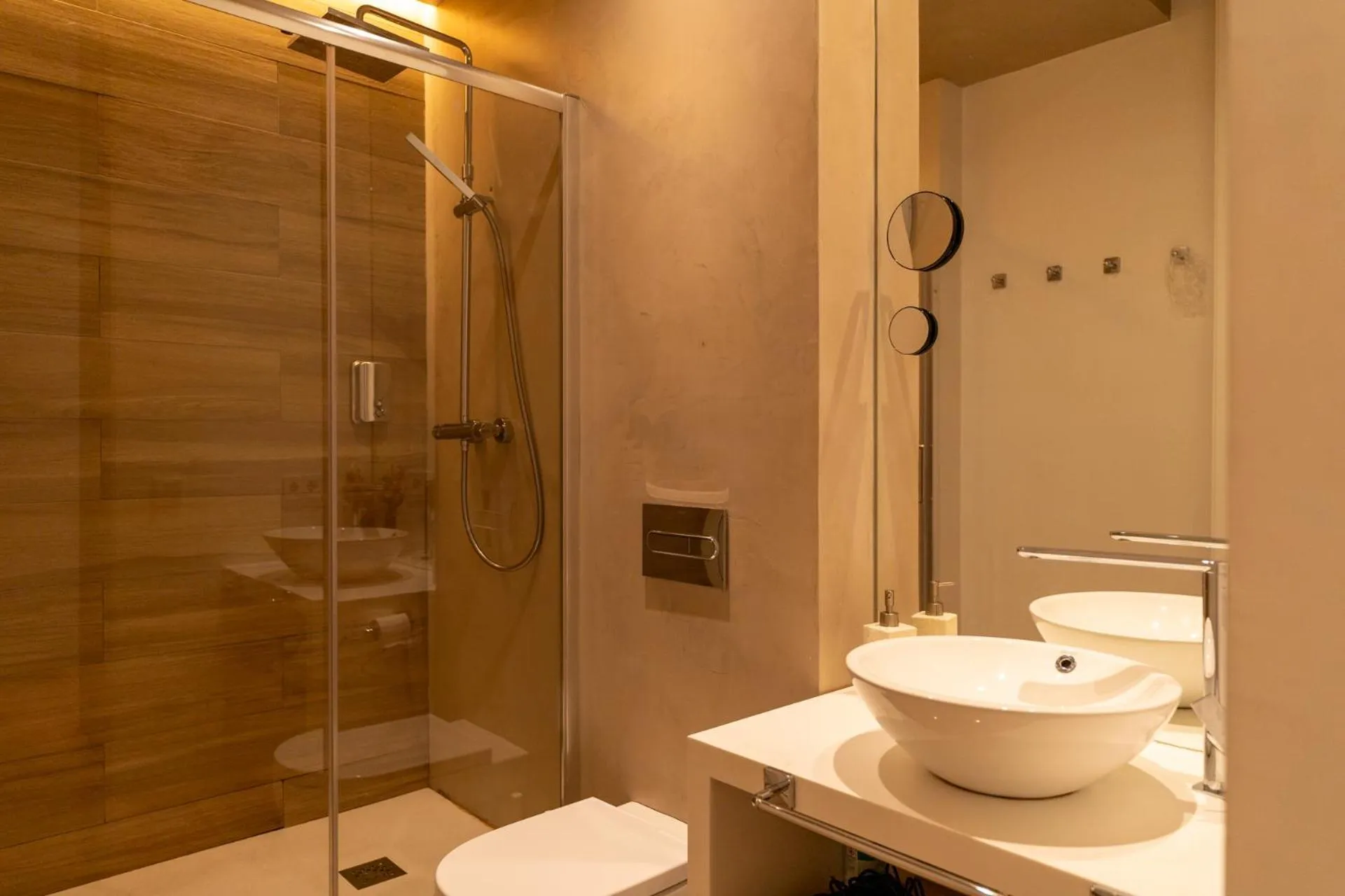 Shower in Tendillas Plaza