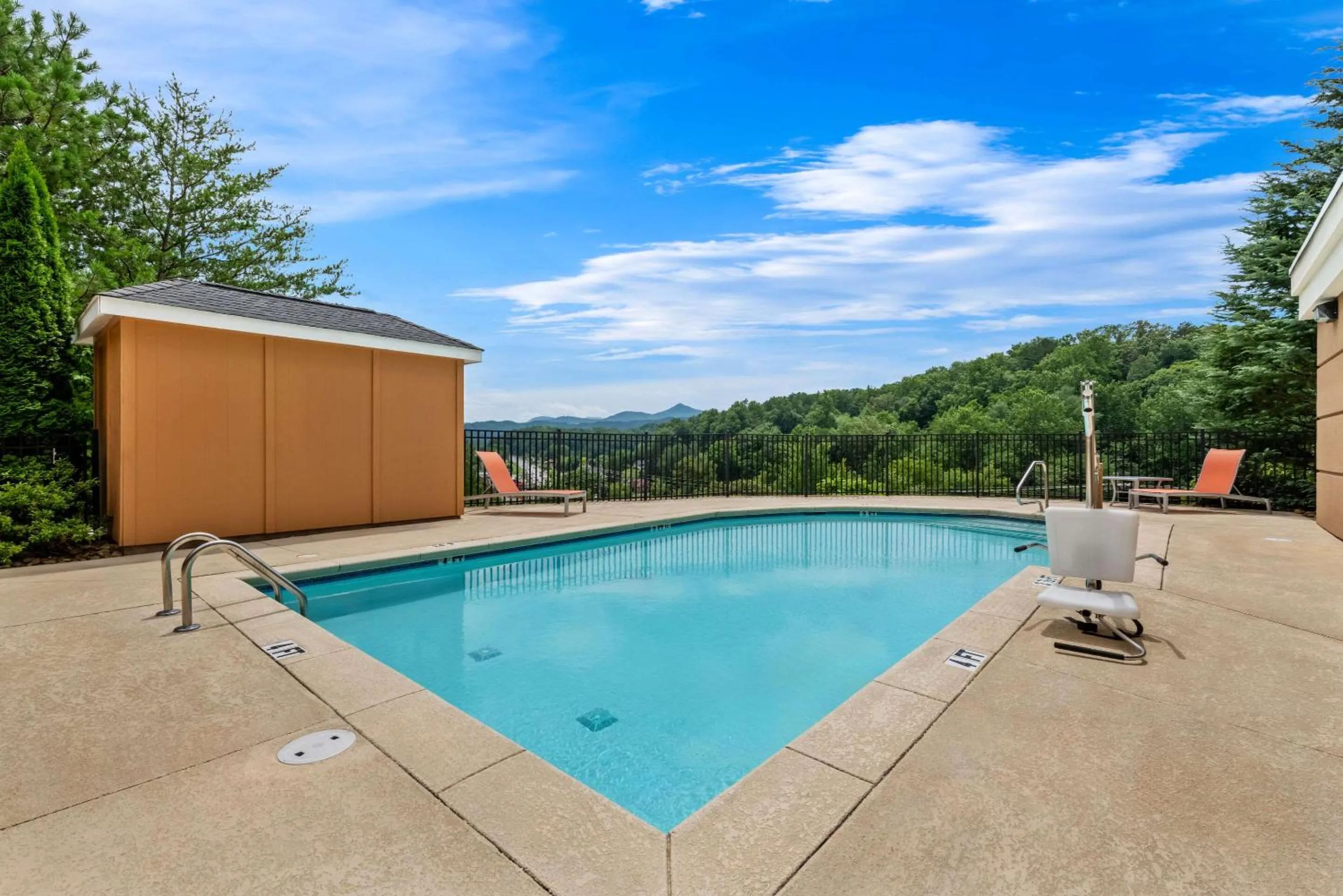 Swimming pool in Comfort Inn Sylva - Cullowhee