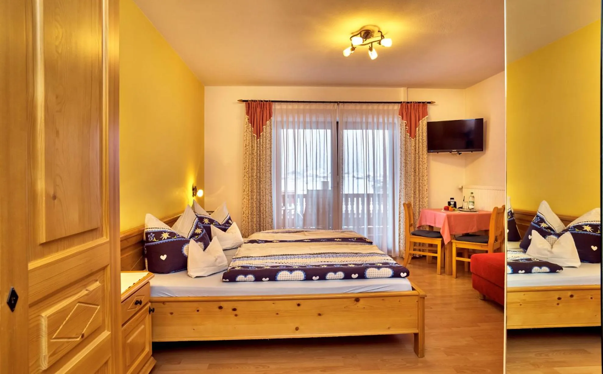 Photo of the whole room, Bed in Rehwinkel