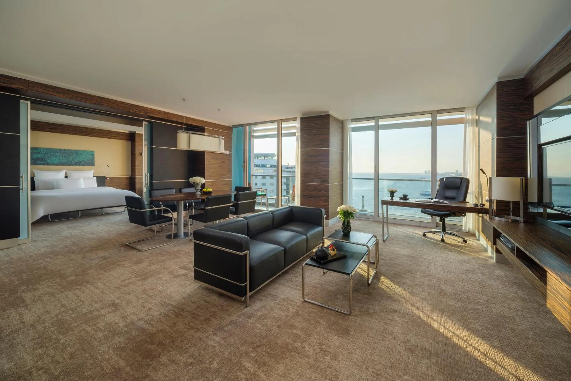 Communal lounge/ TV room, Bed in Swissotel Buyuk Efes Izmir