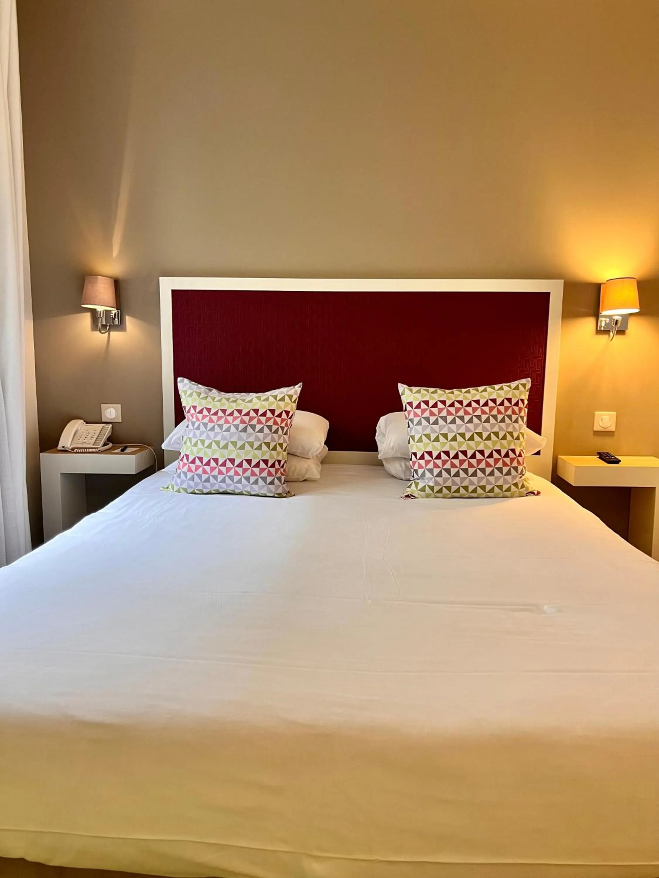 Property building, Bed in Kyriad Paris 18 - Porte de Clignancourt - Montmartre