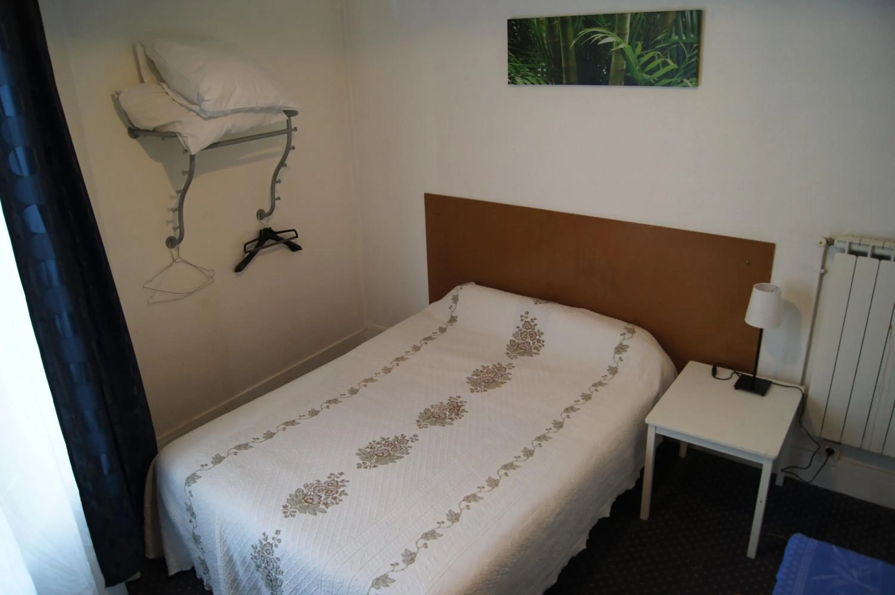 Bedroom, Bed in Hôtel Moderne