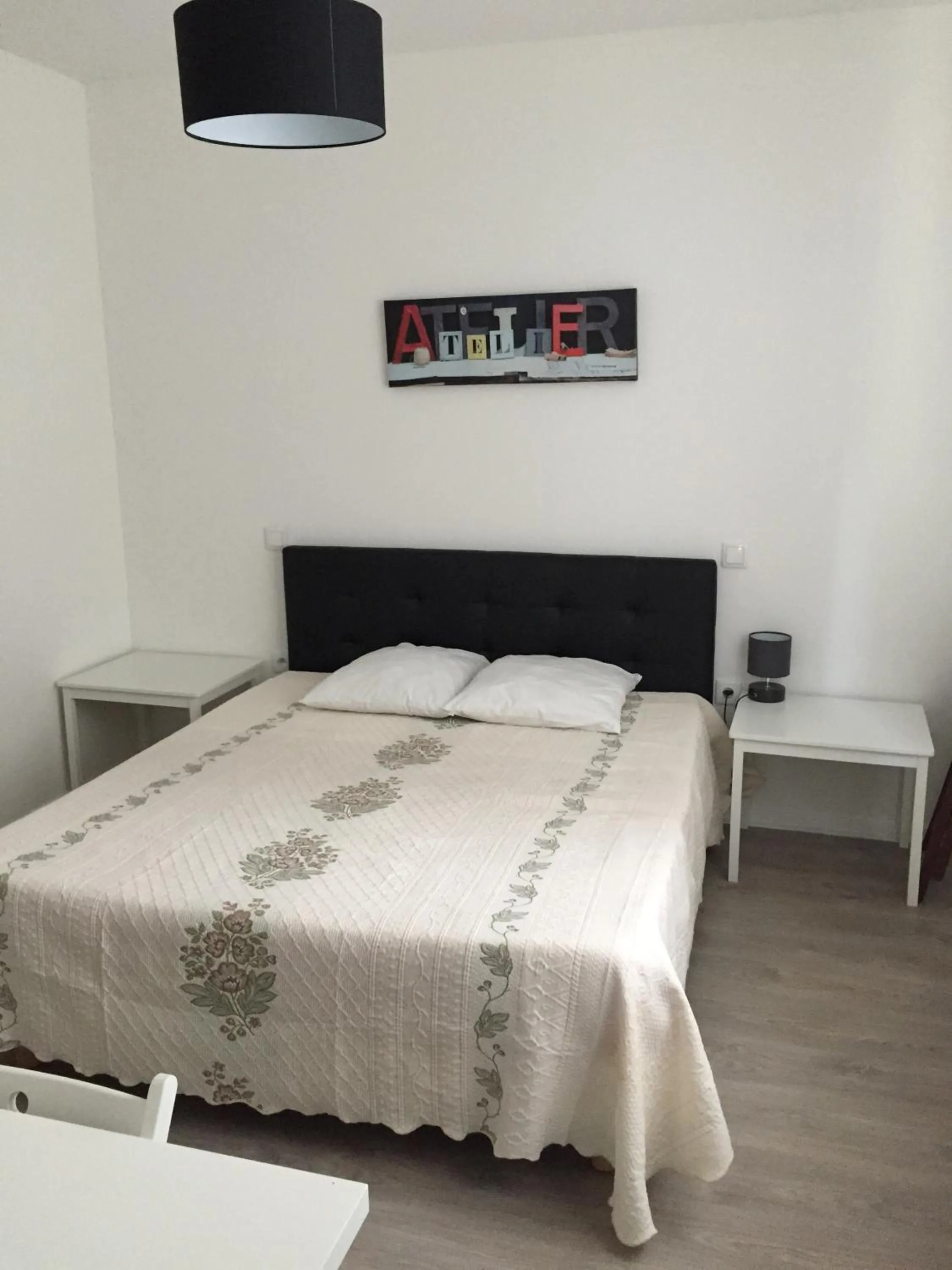 Bedroom, Bed in Hôtel Moderne