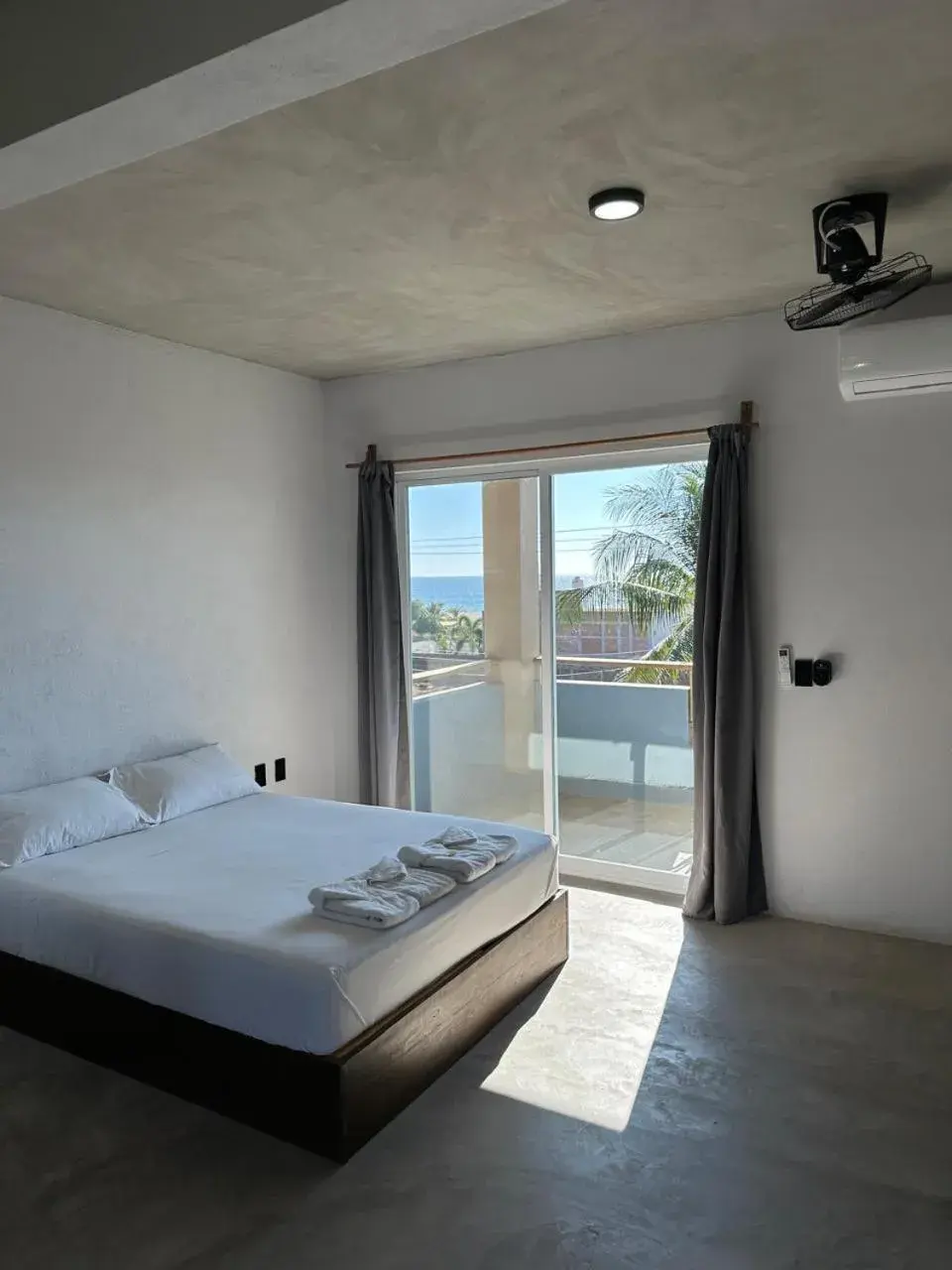 Deluxe Triple Room with Sea View in Straw Hat Surf Hostel & Bar Deluxe Triple Room with Sea View in Straw Hat Surf Hostel & Bar