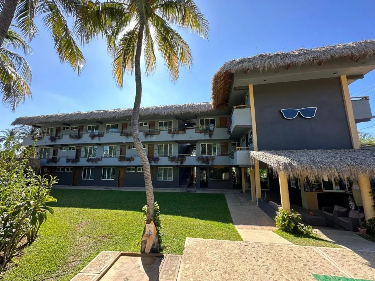 Property building in Straw Hat Surf Hostel & Bar