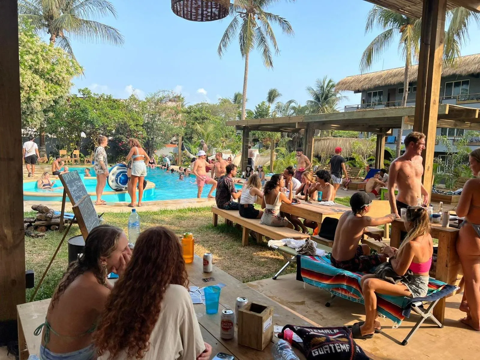 Restaurant/places to eat in Straw Hat Surf Hostel & Bar