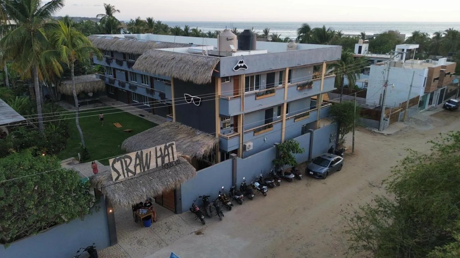 Property building in Straw Hat Surf Hostel & Bar
