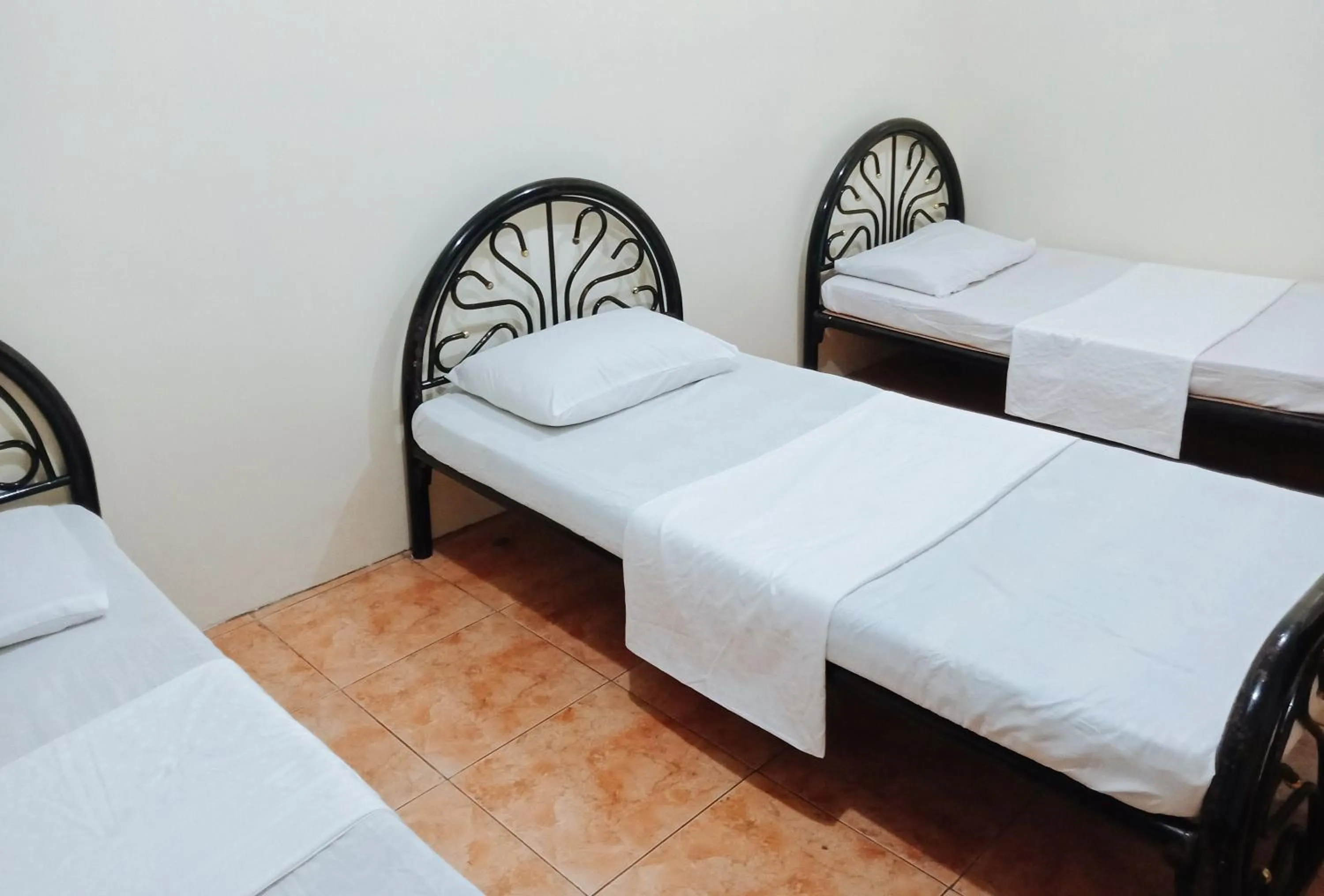 Triple Room in RedDoorz @ Plaza La Paz Iloilo City