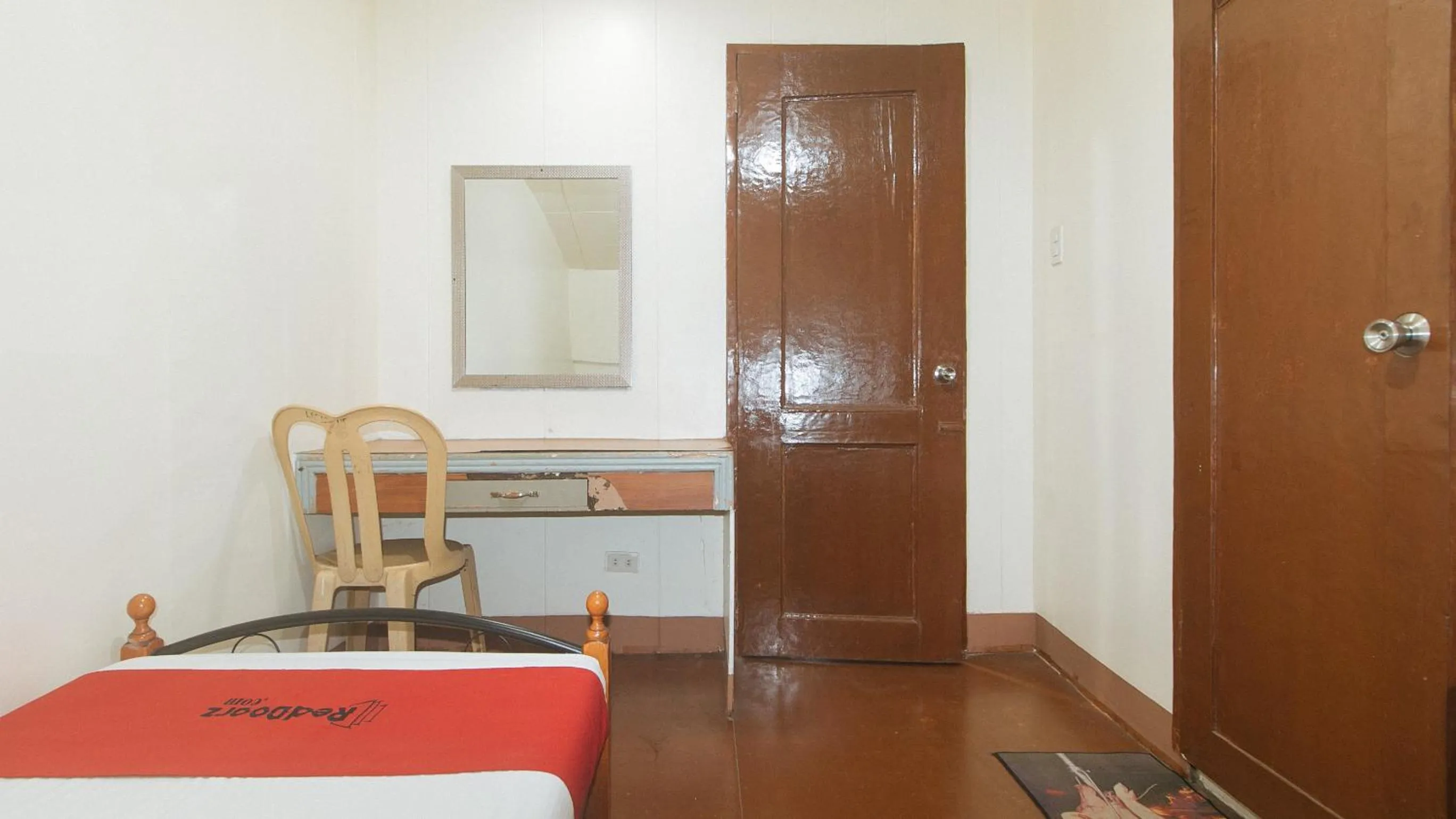 Seating area, Bed in RedDoorz @ Plaza La Paz Iloilo City