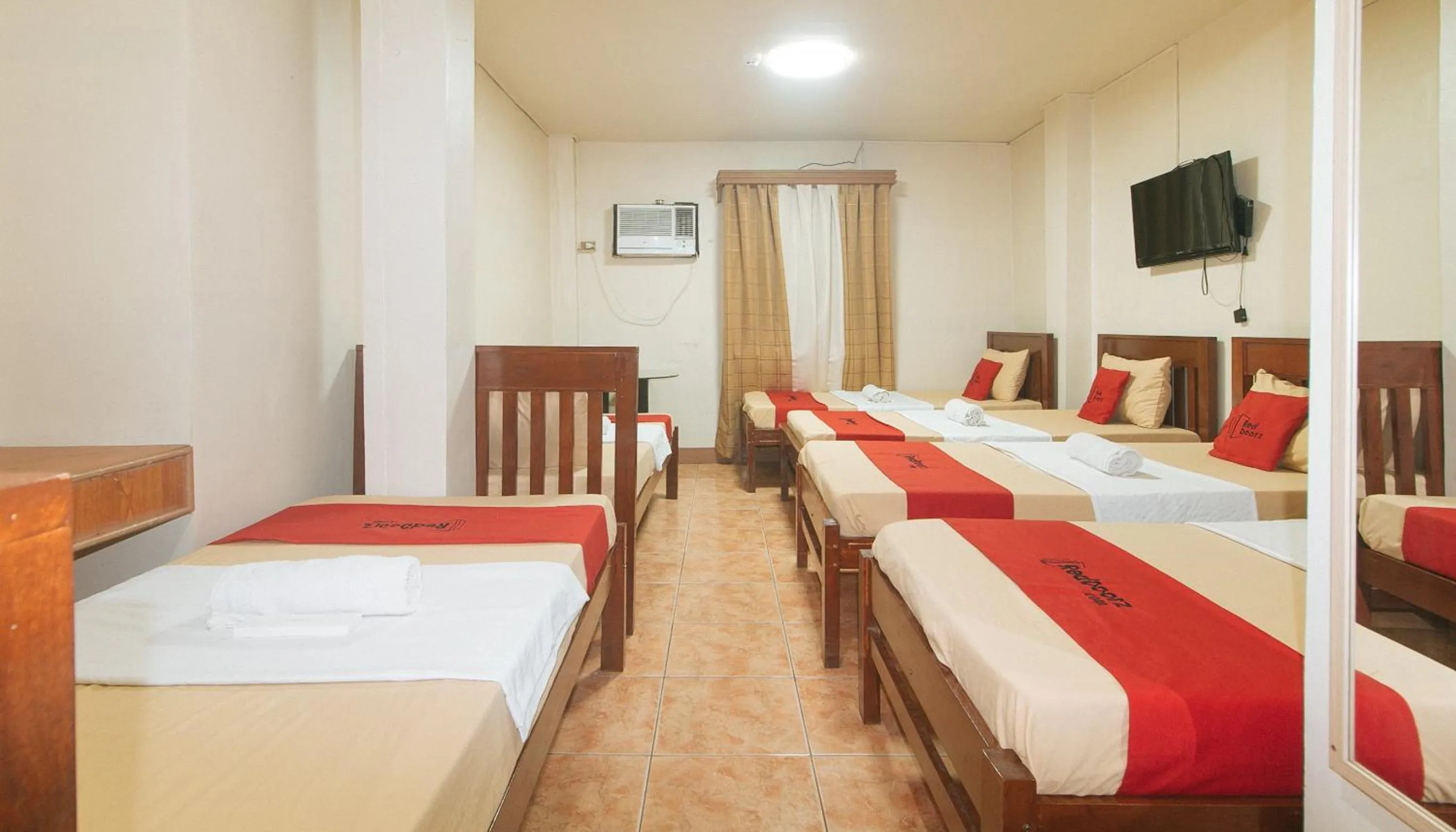 TV and multimedia, Bed in RedDoorz @ Plaza La Paz Iloilo City