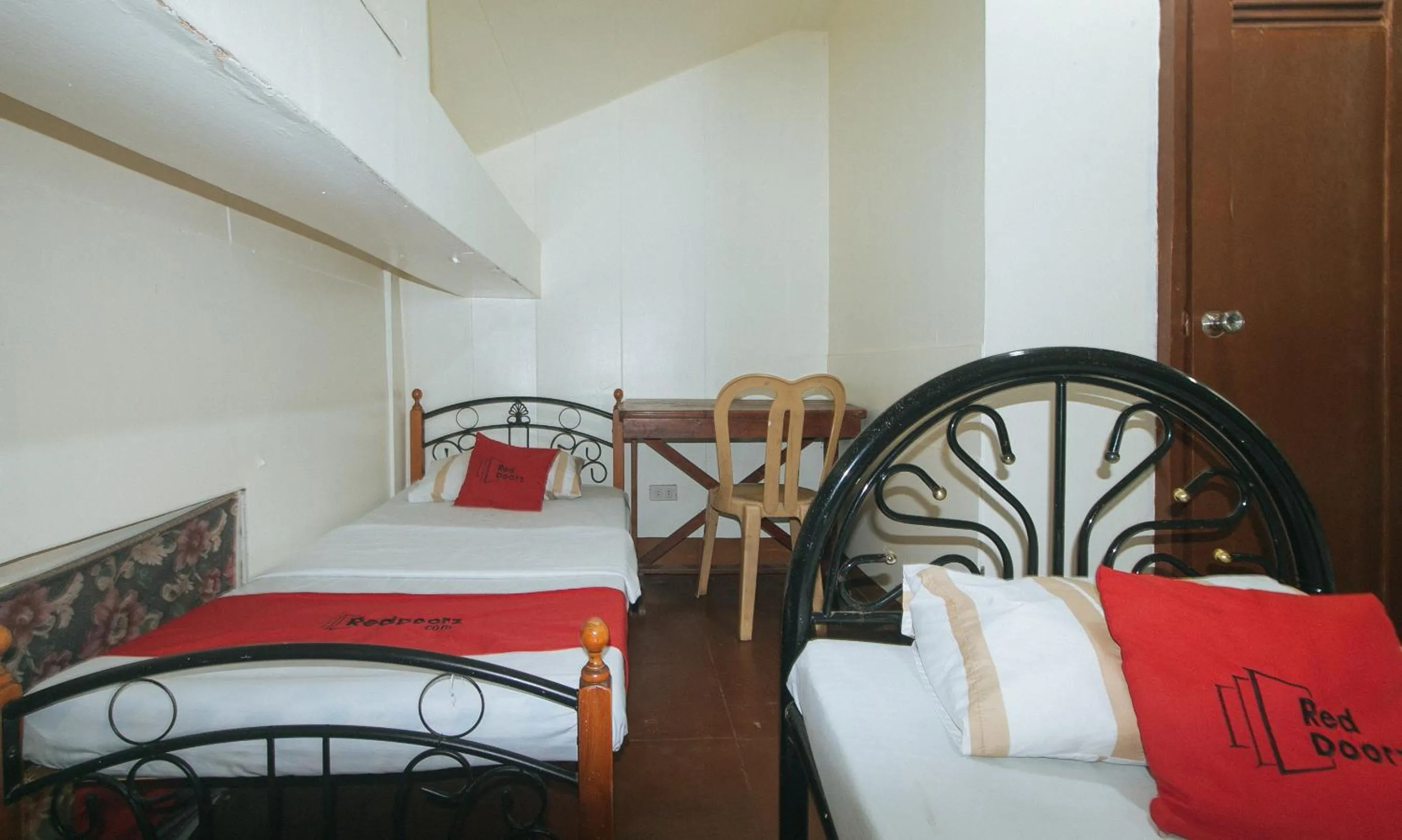 Seating area, Bed in RedDoorz @ Plaza La Paz Iloilo City