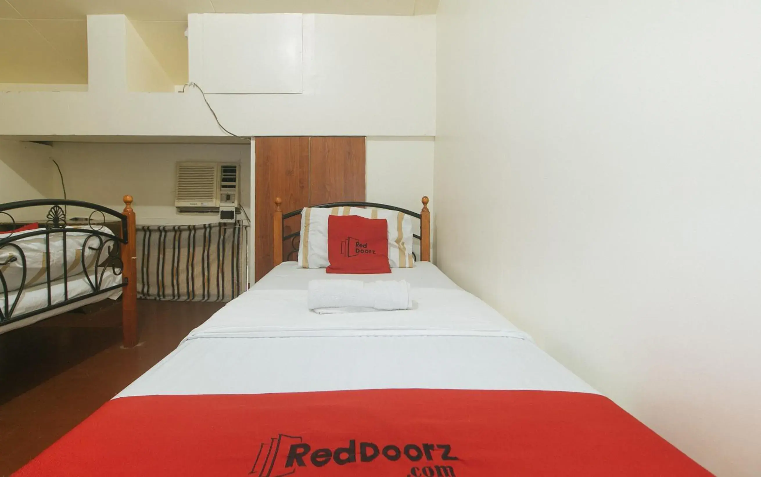Twin Room in RedDoorz @ Plaza La Paz Iloilo City Twin Room in RedDoorz @ Plaza La Paz Iloilo City