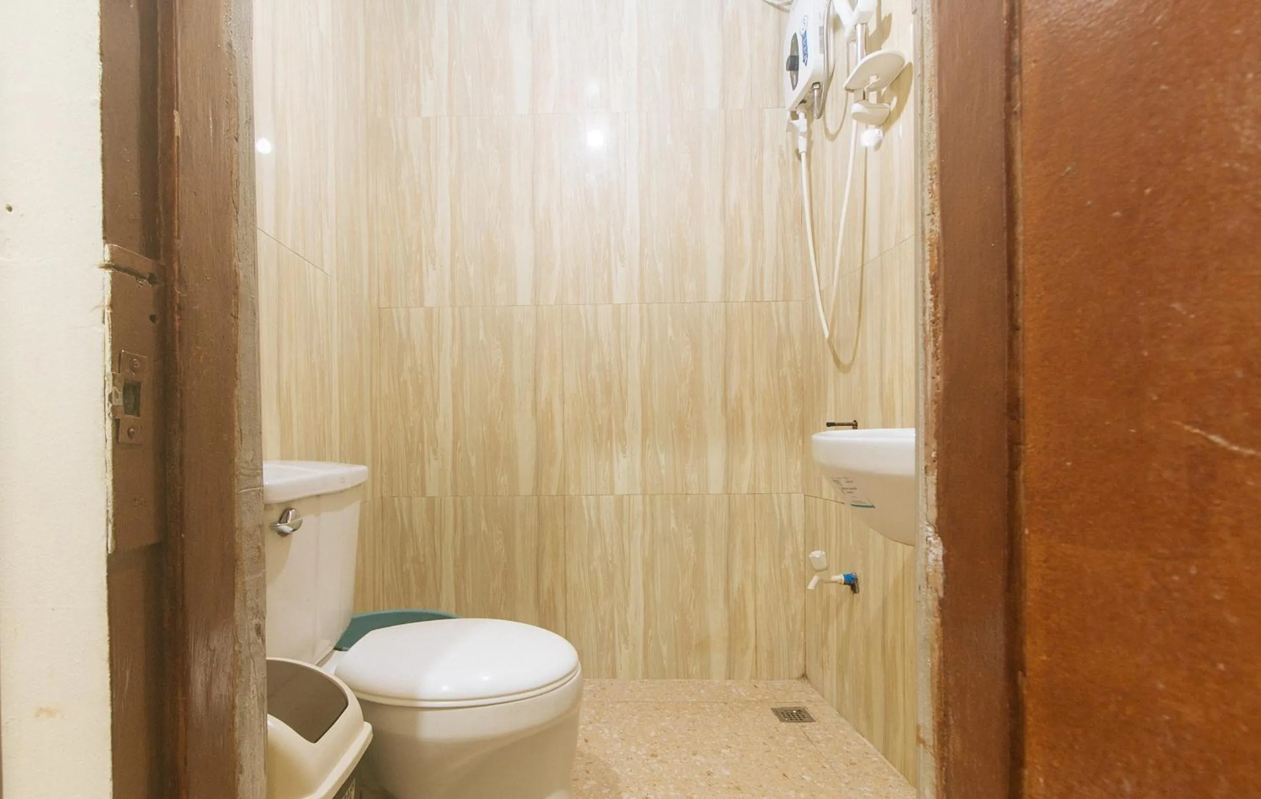 Shower in RedDoorz @ Plaza La Paz Iloilo City