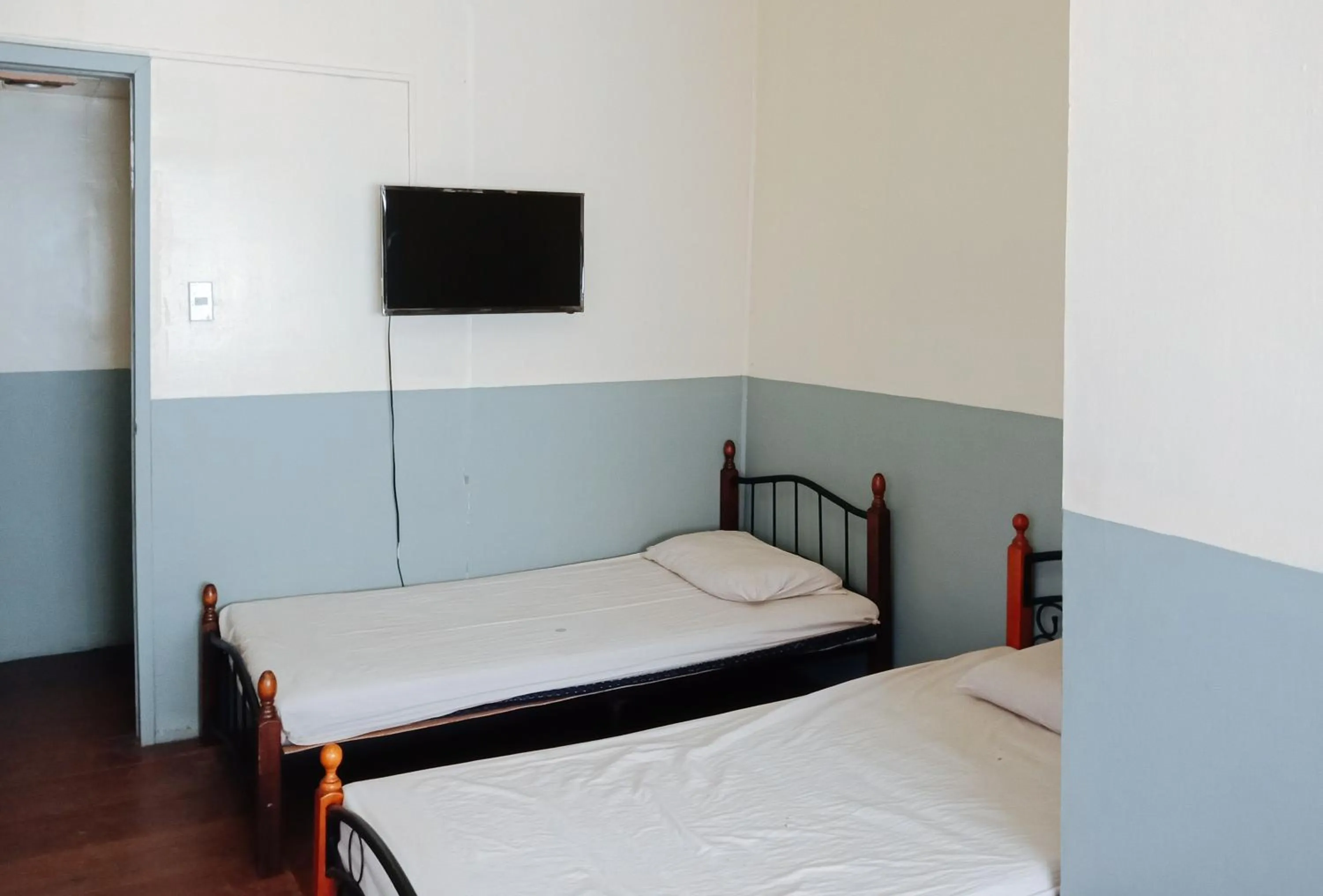 Twin Room in RedDoorz @ Plaza La Paz Iloilo City