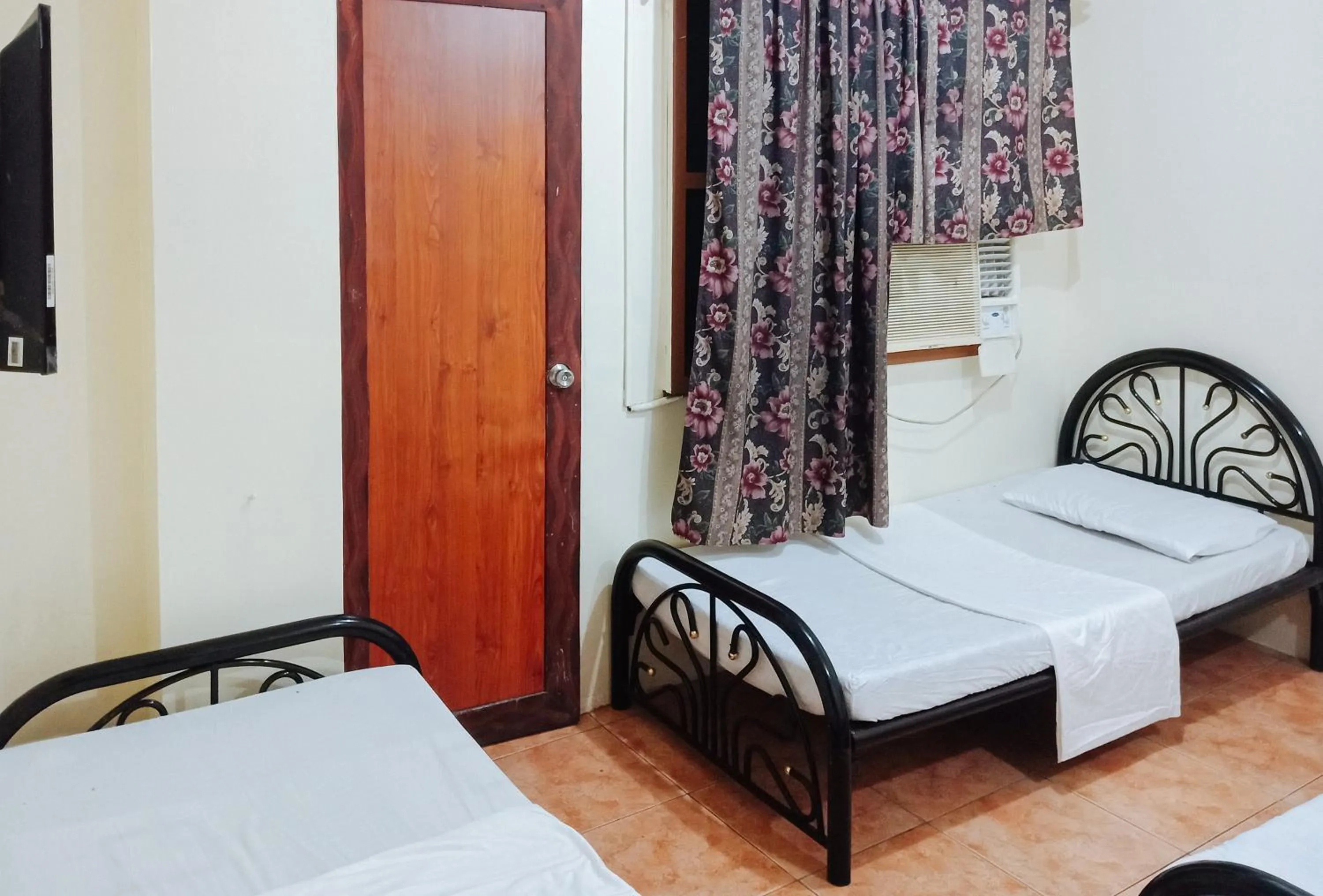 Quadruple Room in RedDoorz @ Plaza La Paz Iloilo City