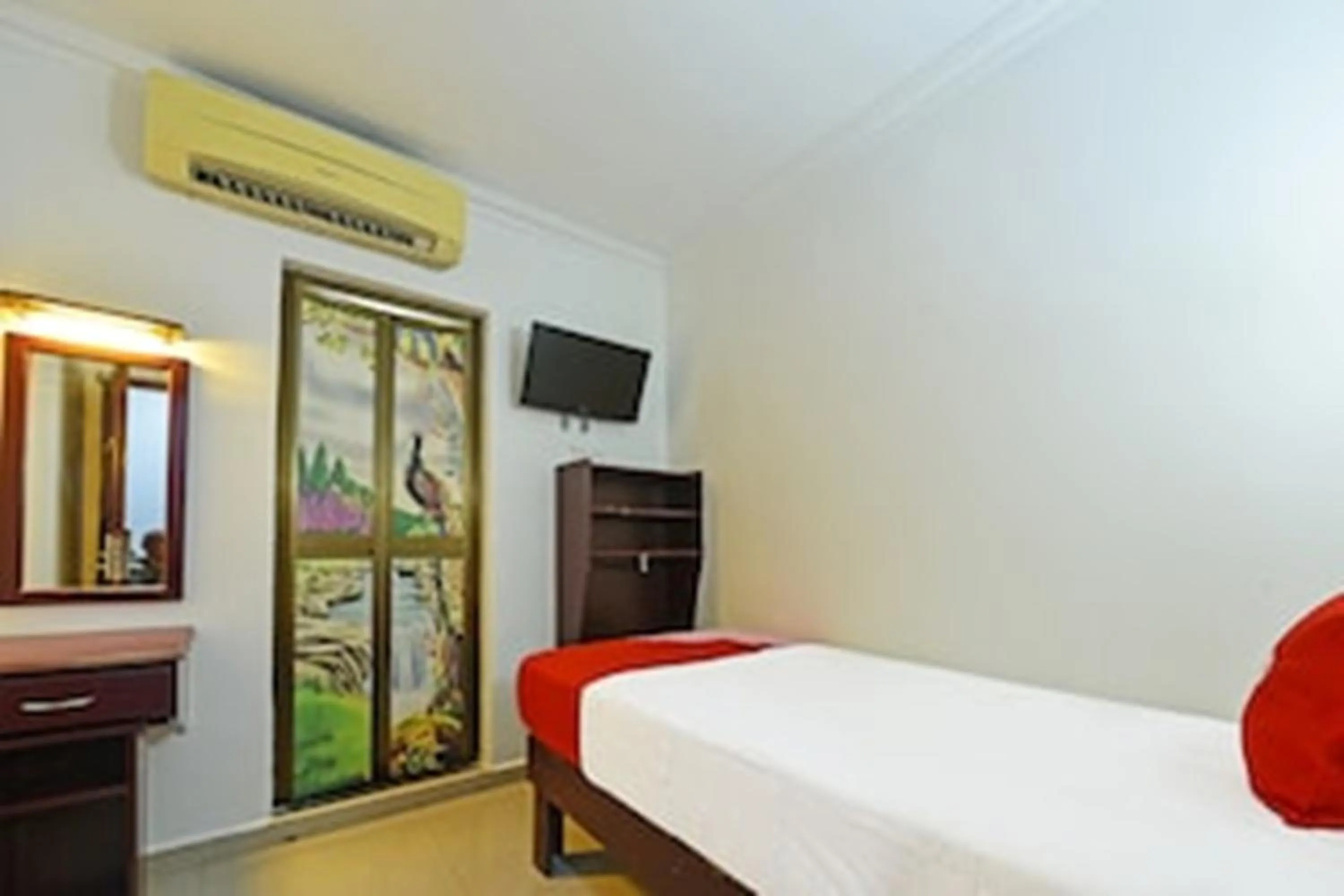 Photo of the whole room, Bed in Super OYO 90572 J Hotel Masjid India